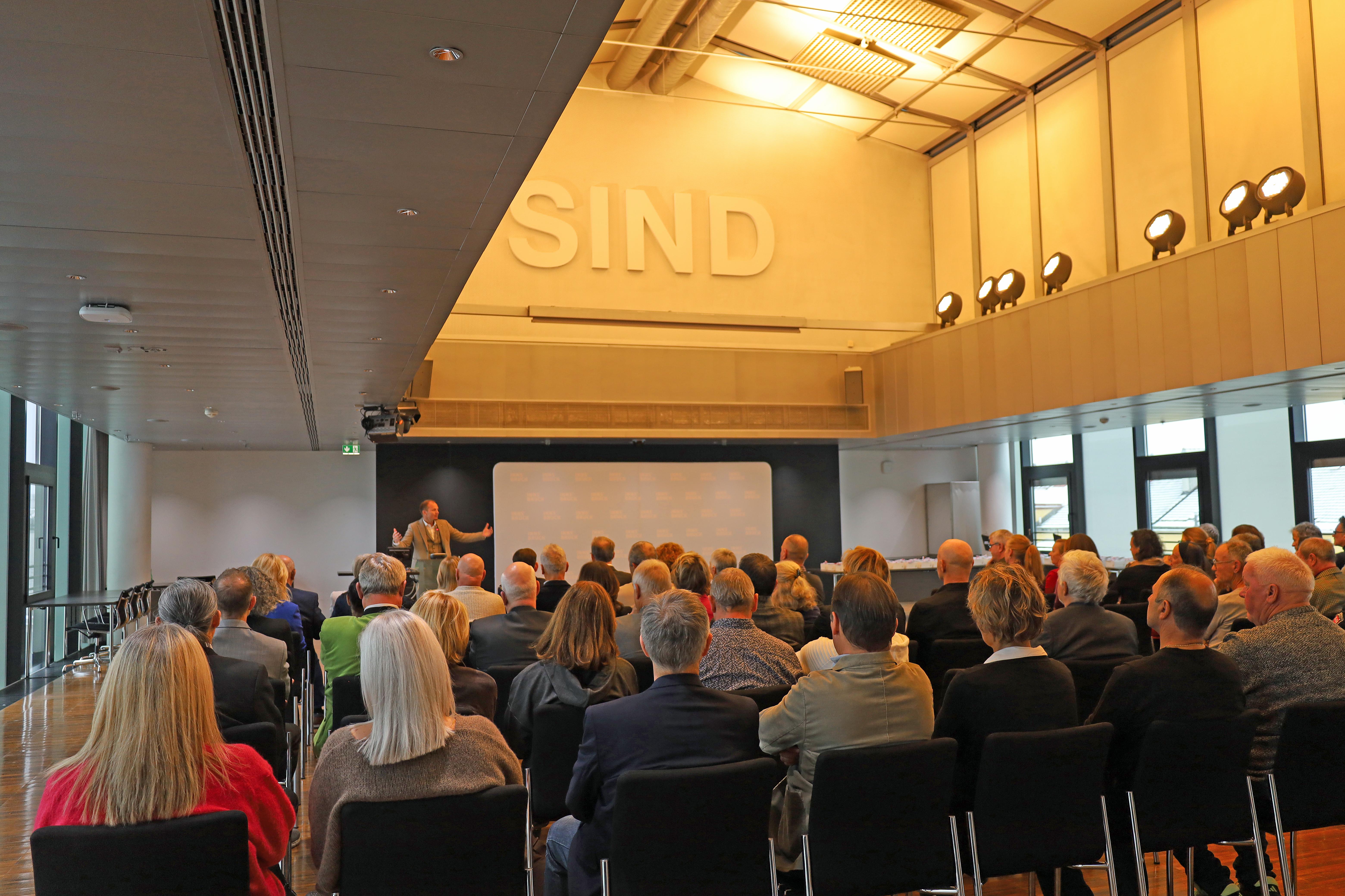 "Das Erreichte zählt": Dieses Motto gab Magistratsdirektorin Gabriele Herlitschka zahlreichen Jubilarinnen und Jubilaren am 25. November mit auf den Weg. Im Plenarsaal wurden 23 offizielle Verabschiedungen in den Ruhestand, 10x 40 Jahre und 29x 25 Jahre Dienstjubiläum gefeiert. Bürgermeister Johannes Anzengruber bedankte sich bei den MitarbeiterInnen für die geleistete Arbeit, die Mitgestaltung und die Verbundenheit mit der Stadt Innsbruck.