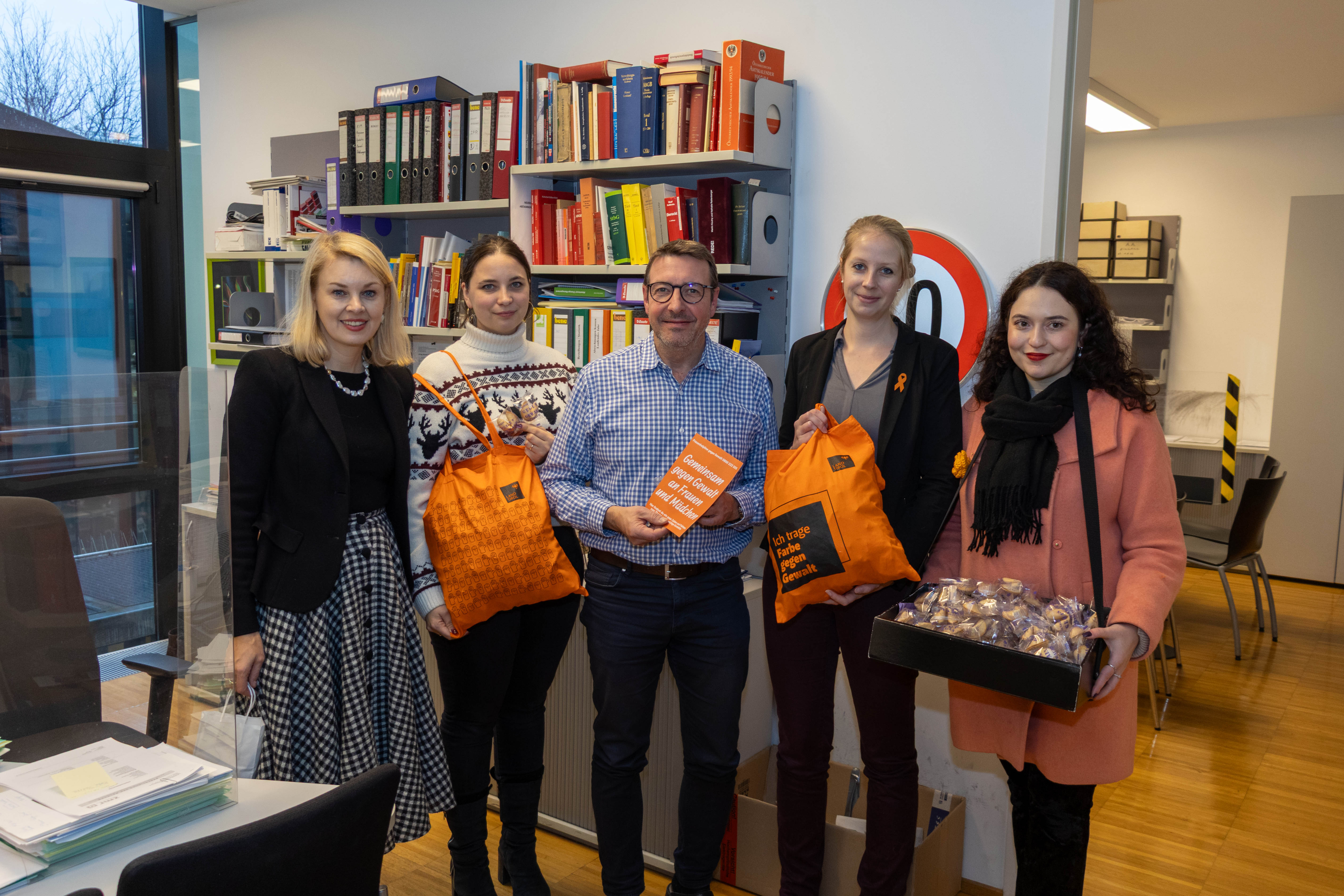 Auch Amtsvorstand Markus Troger (Personenstandsangelegenheiten) freute sich über das von Vizebürgermeisterin Elisabeth Mayr, Eva Körber-Pichler, Isabella Mitter (Frauen, Gleichstellung und Queer) und Danijela Račić (Regionalbüro der Gleichbehandlungsanwaltschaft) überreichte Informationsmaterial zum internationalen Gedenktag für Frauen und Mädchen.