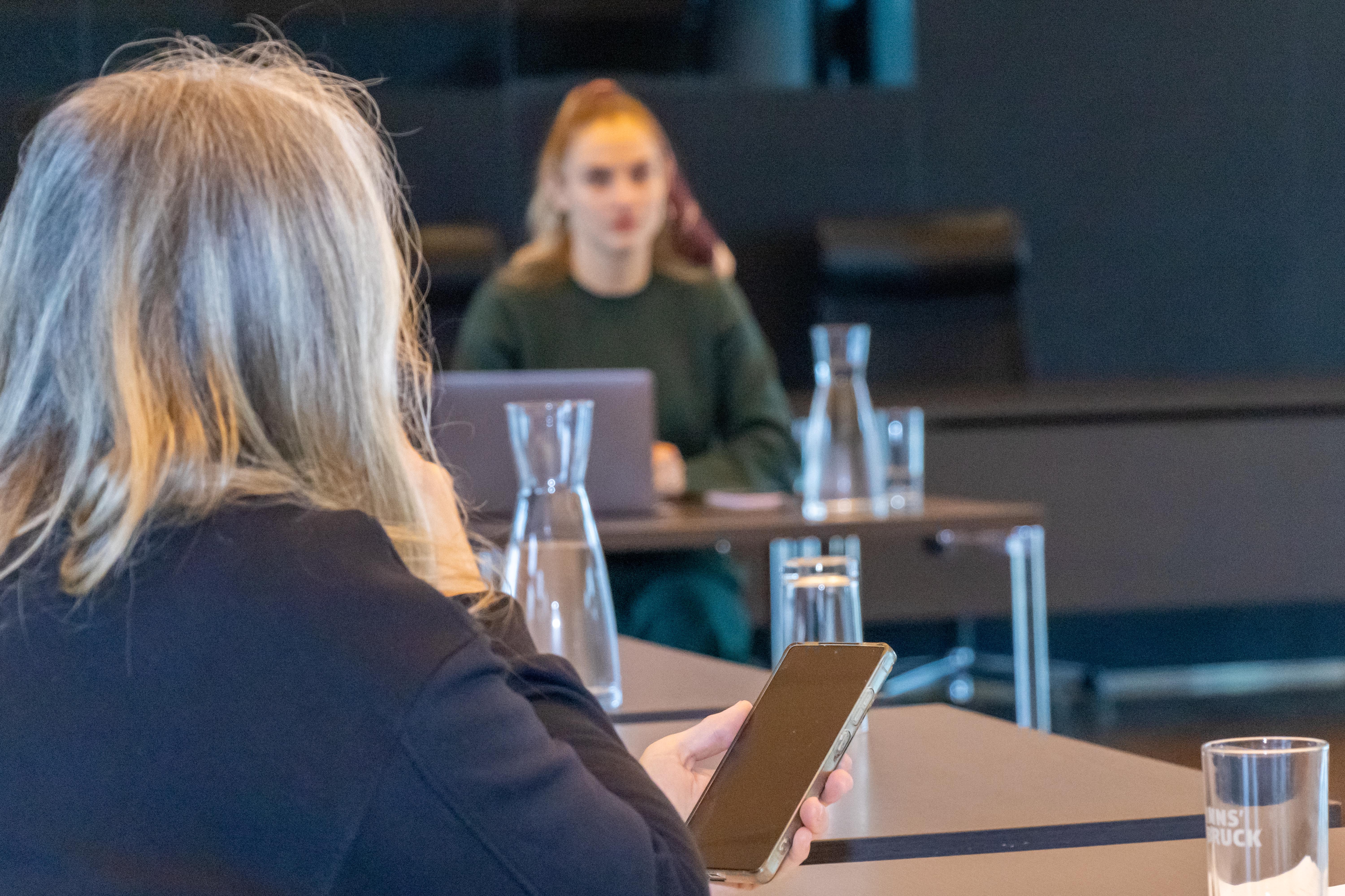 Mit Smartphone und Kreativität: Die Teilnehmenden setzten beim Workshop „Social Media Deep Dive“ praktische Übungen um und erstellten eigene Reels – für mehr Sichtbarkeit ihrer Vereine auf Instagram und Co.