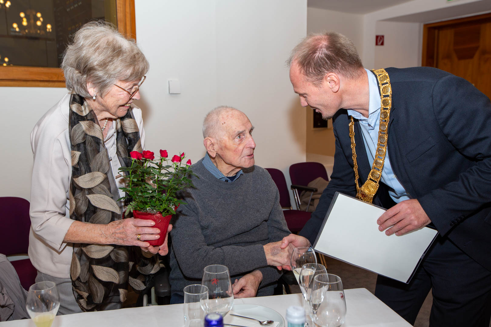 37 Paare feierten am 26. November im Ursulinensaal 50, 60, 65 oder gar 70 gemeinsame Jahre. Bürgermeister Johannes Anzengruber gratulierte 19 Goldenen, 14 Diamantenen und drei Eisernen Jubelpaaren sowie einem Paar, das sogar bereits die Gnadenhochzeit beging. In seiner Rede erinnerte der Bürgermeister unter anderem an das Jahr 1955, in dem der österreichische Staatsvertrag unterzeichnet wurde und die erste ORF-Fernsehsendung lief sowie an die frühen 60er Jahre als eine Zeit des Aufschwungs.