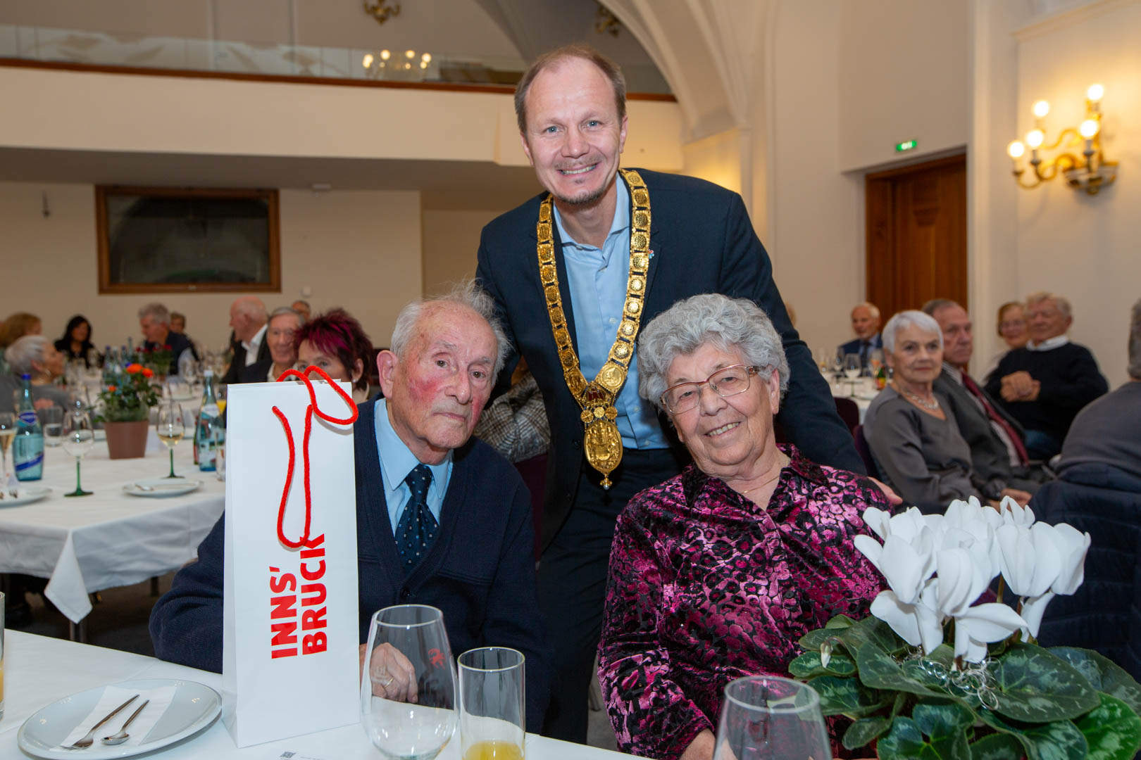37 Paare feierten am 26. November im Ursulinensaal 50, 60, 65 oder gar 70 gemeinsame Jahre. Bürgermeister Johannes Anzengruber gratulierte 19 Goldenen, 14 Diamantenen und drei Eisernen Jubelpaaren sowie einem Paar, das sogar bereits die Gnadenhochzeit beging. In seiner Rede erinnerte der Bürgermeister unter anderem an das Jahr 1955, in dem der österreichische Staatsvertrag unterzeichnet wurde und die erste ORF-Fernsehsendung lief sowie an die frühen 60er Jahre als eine Zeit des Aufschwungs.