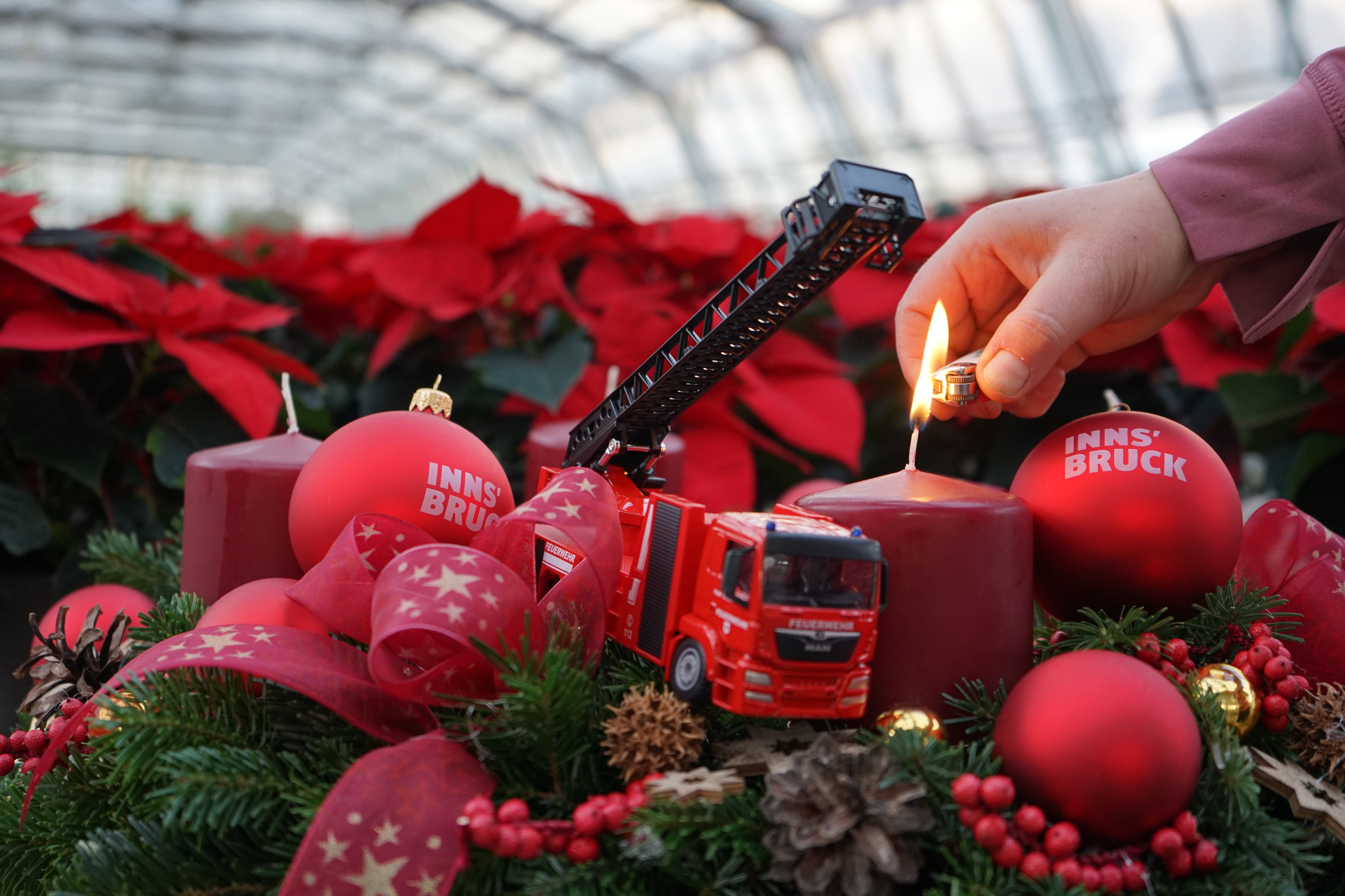 Ein Adventkranz darf in der Weihnachtszeit nicht fehlen – die notwendige Aufmerksamkeit darauf aber auch nicht.