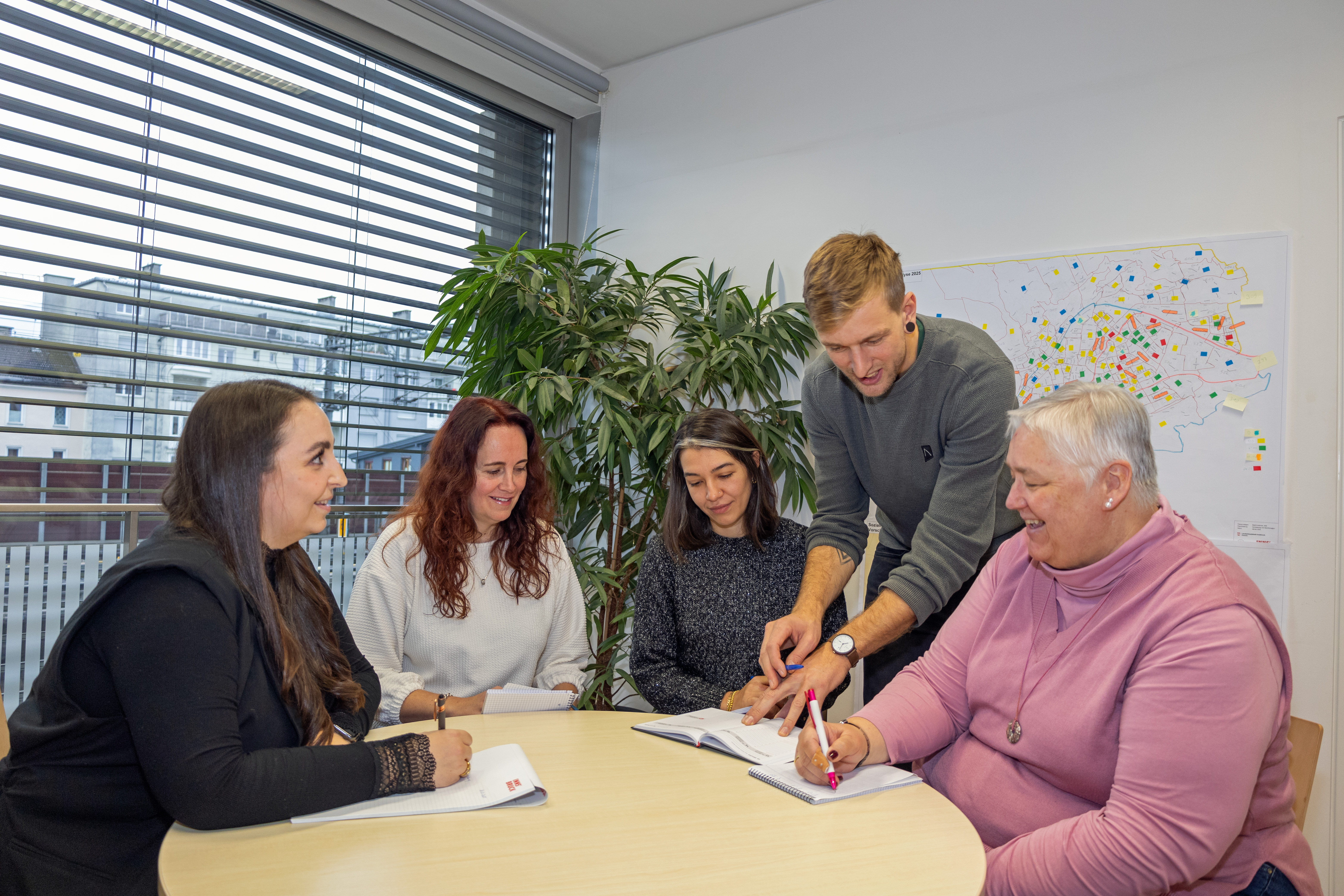 Sarah Stix, Carmen Maria Schramm, Esin Ülger, Felix Abendstein und Elisabeth Fritz (v. l.) arbeiten als Team eng zusammen, um Kinder und Jugendliche sowie deren Eltern bei familiären Problemen zu unterstützen.
