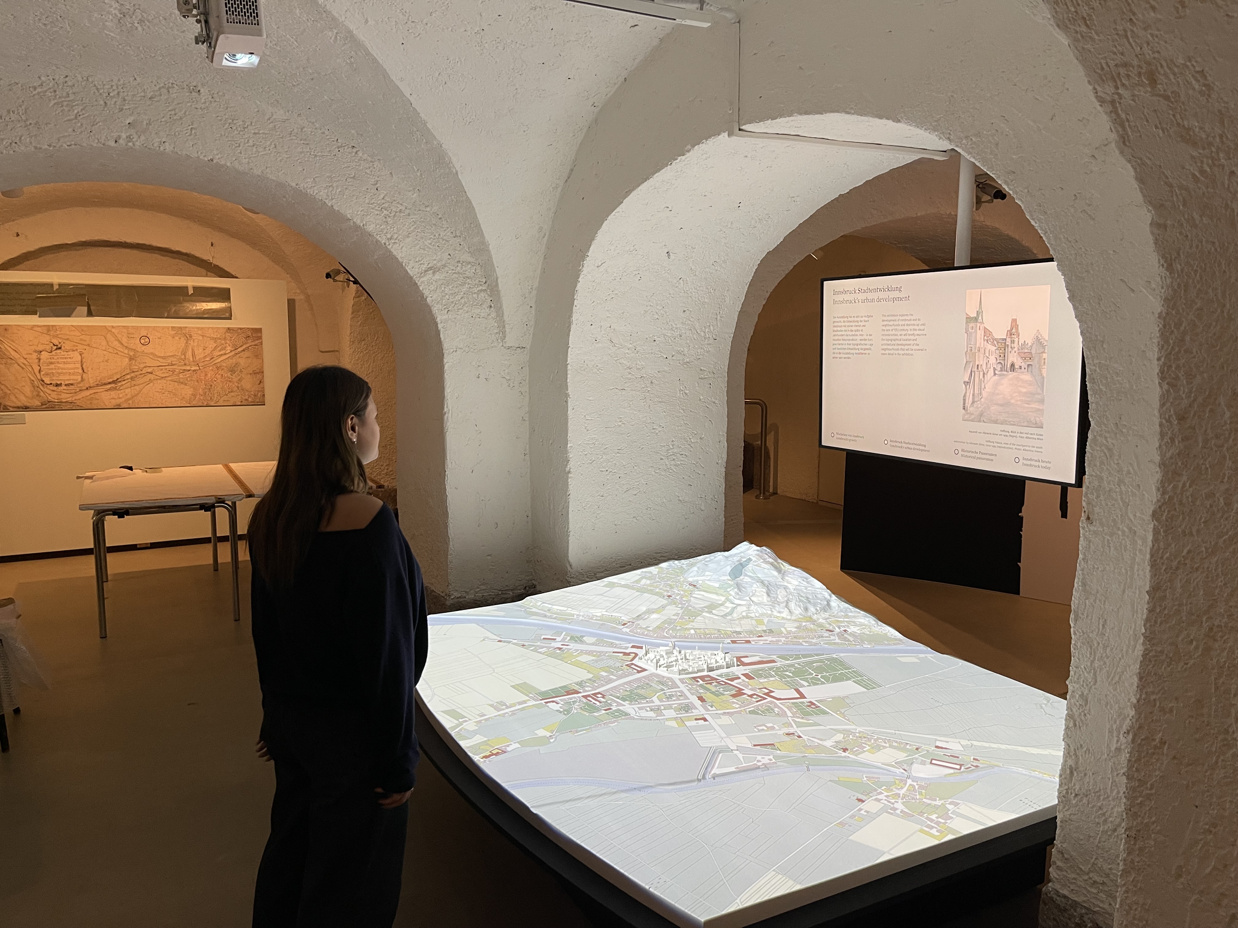 Die Sonderausstellung veranschaulicht die Stadtentwicklung mittels traditioneller Leihgaben und digitalen Rekonstruktionen.