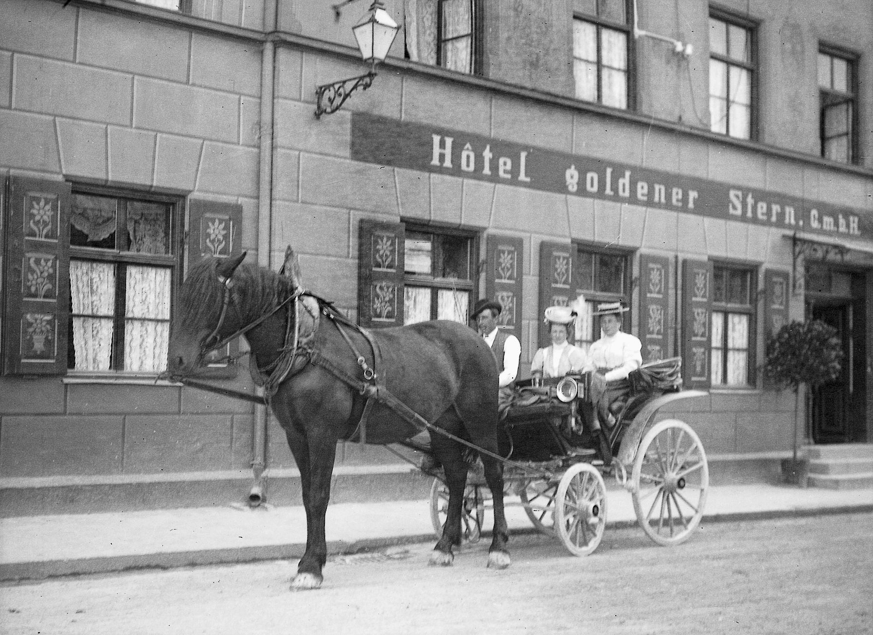 Reisende frequentierten gerne das Hotel Goldener Stern in der Innstraße, um 1905.