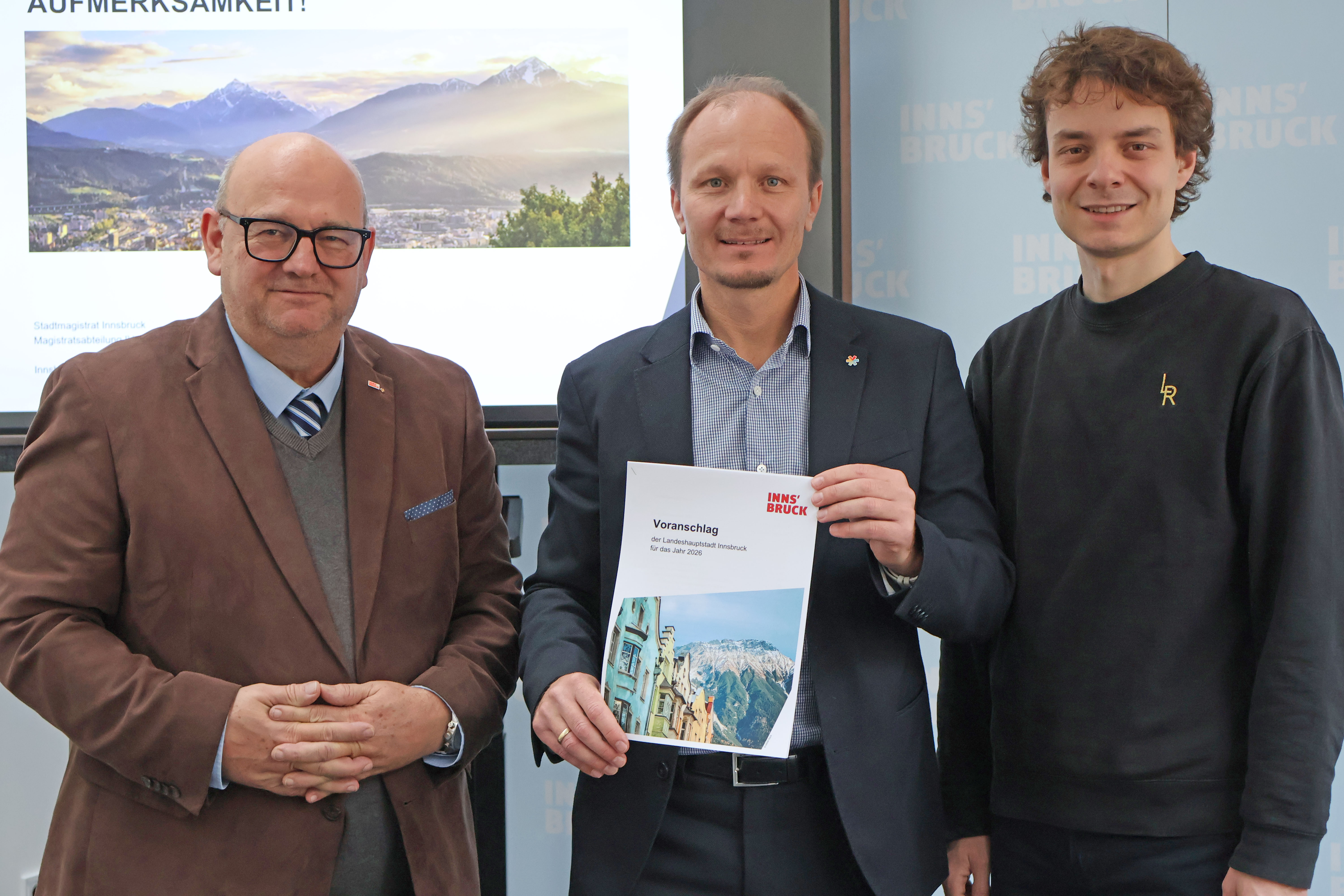 Innsbrucker Budget steht: Bürgermeister Johannes Anzengruber (Mitte), Finanzdirektor Martin Rupprechter (l.) und der Vorsitzende des Ausschuss für Finanzen, Subventionen und Beteiligungen Gemeinderat Dejan Lukovic (r.) stellen bei einer Pressekonferenz das beschlussfertige Budget vor.