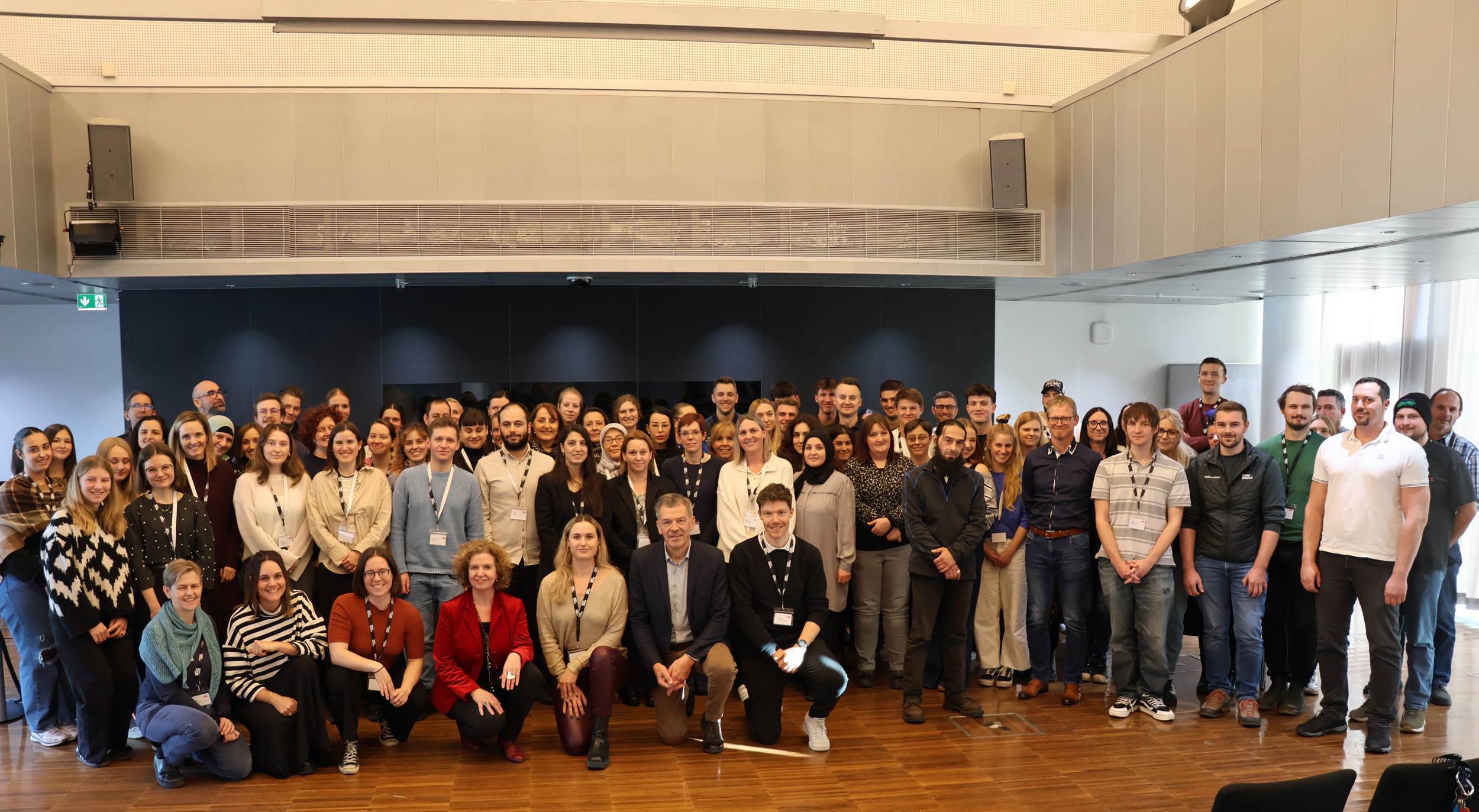 Mit derzeit rund 2.000 Bediensteten ist die Stadt Innsbruck einer der größten regionalen Arbeitgeber. Als moderner Dienstleistungsbetrieb hält der Stadtmagistrat dabei facettenreiche Aufgabenbereiche bereit. Magistratsdirektorin Gabriele Herlitschka und Vizebürgermeister Georg Willi begrüßten im Rahmen eines Welcome Day neue MitarbeiterInnen, die in den unterschiedlichsten Betätigungsfeldern zum Einsatz kommen. Als Willkommensgeschenk erhielten die städtischen Bediensteten bunte Jausenboxen.