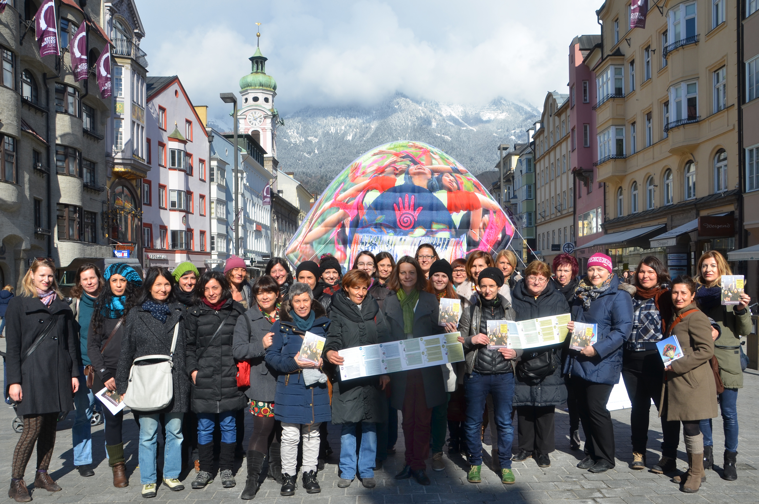ArchFem und Stadt Innsbruck installierten wieder ein mobiles Denkmal gegen Gewalt an Frauen und Mädchen in der Maria-Theresien-Straße: Anlässlich des Internationalen Frauentags versammelten sich die Vertreterinnen Innsbrucker Frauenorganisationen und Innsbrucker Politikerinnen  vor der Skulptur, um auf die Anliegen der Frauen aufmerksam zu machen.