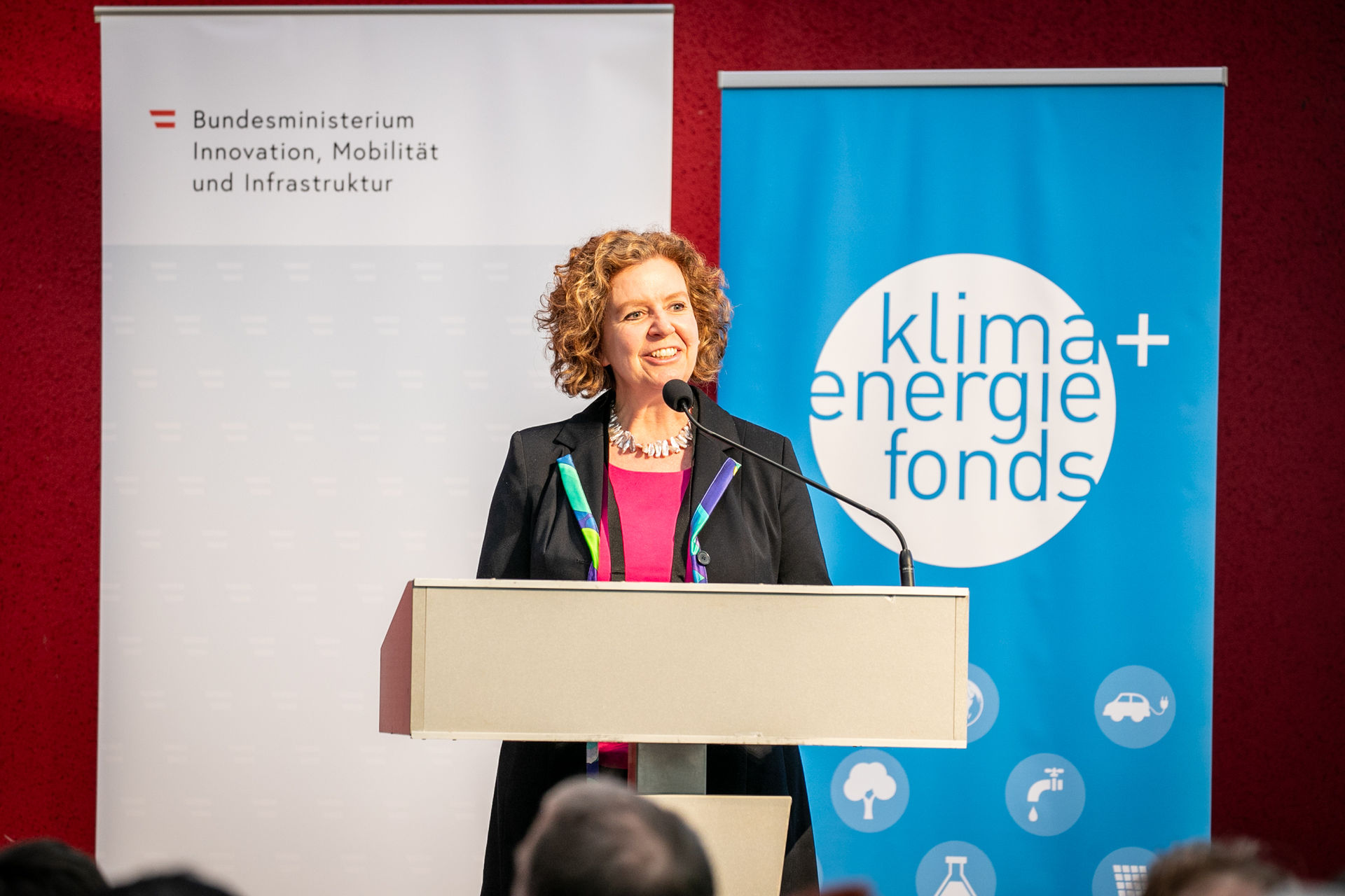 Gemeinsam in Richtung Klimaneutralität: VertreterInnen der 47 Pionierstädte Österreichs trafen sich im November in Innsbruck zur Jahreskonferenz „Klimaneutrale Stadt”. Bürgermeister Johannes Anzengruber, Stadträtin Janine Bex, Magistratsdirektorin Gabriele Herlitschka und Marcus Maier (Projektleitung "Mission: Klimaneutrale Stadt“) nahmen an der Veranstaltung mit dem Motto „Gemeinsam erfolgreiche Wege weitergehen” teil. Die Herausforderungen bleiben groß: die Themen Mobilität, Energie, Quartiersentwicklung, BürgerInnenbeteiligung sowie der Ausbau von Strukturen und Kompetenzen standen im Mittelpunkt des Austausches. Alle Informationen zu den teilnehmenden Städten: https://klimaneutralestadt.at/de/initiativen/pionierstaedte/