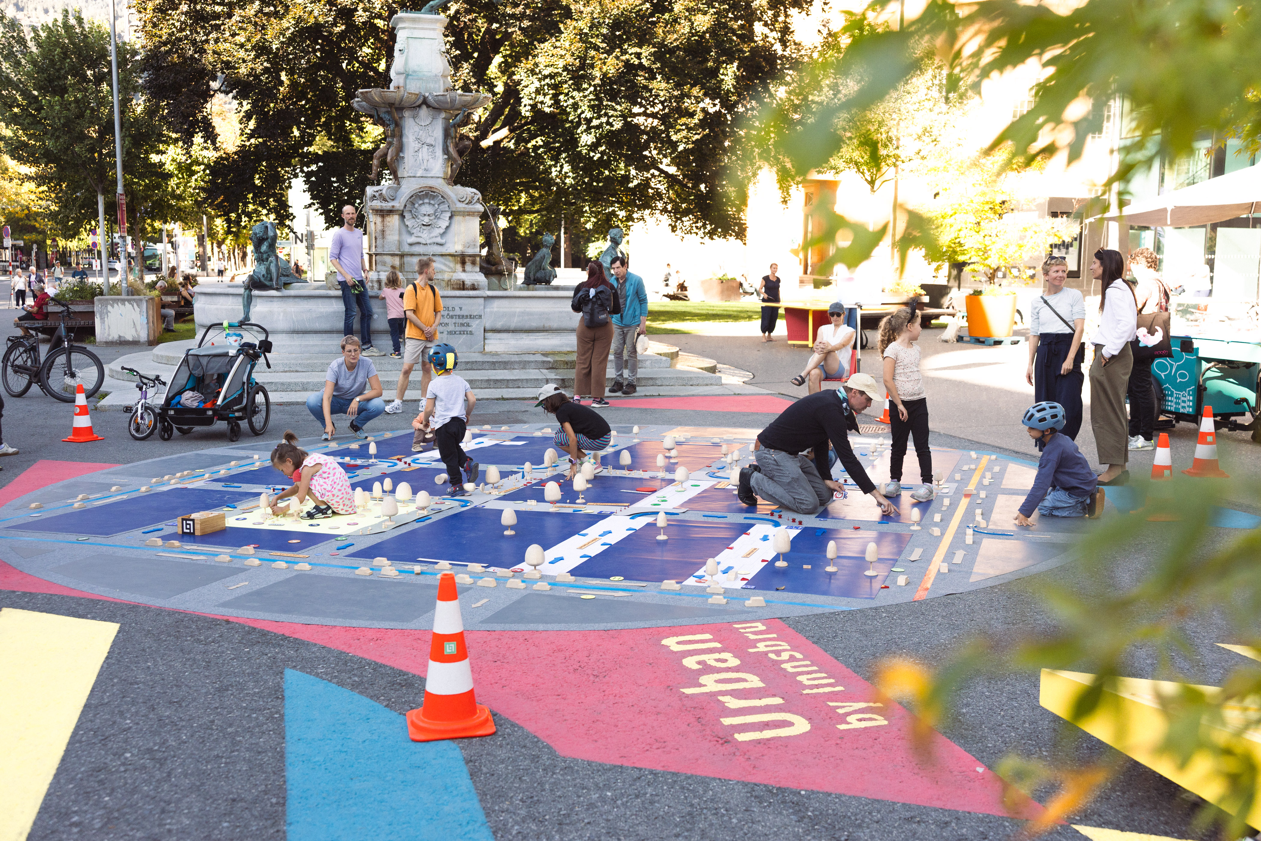 Von Groß bis Klein: Bei der Informationsveranstaltung zum „Erlebnisraum Superblock“ brachten sich sowohl Kinder als auch Erwachsene aktiv ein.