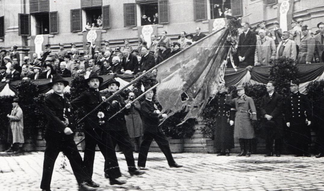 Kundgebung der Vaterländischen Front am 29. Juni 1933 am Rennweg. Frauen und Männer beobachten gespannt das Geschehen von der Ehrentribüne aus.