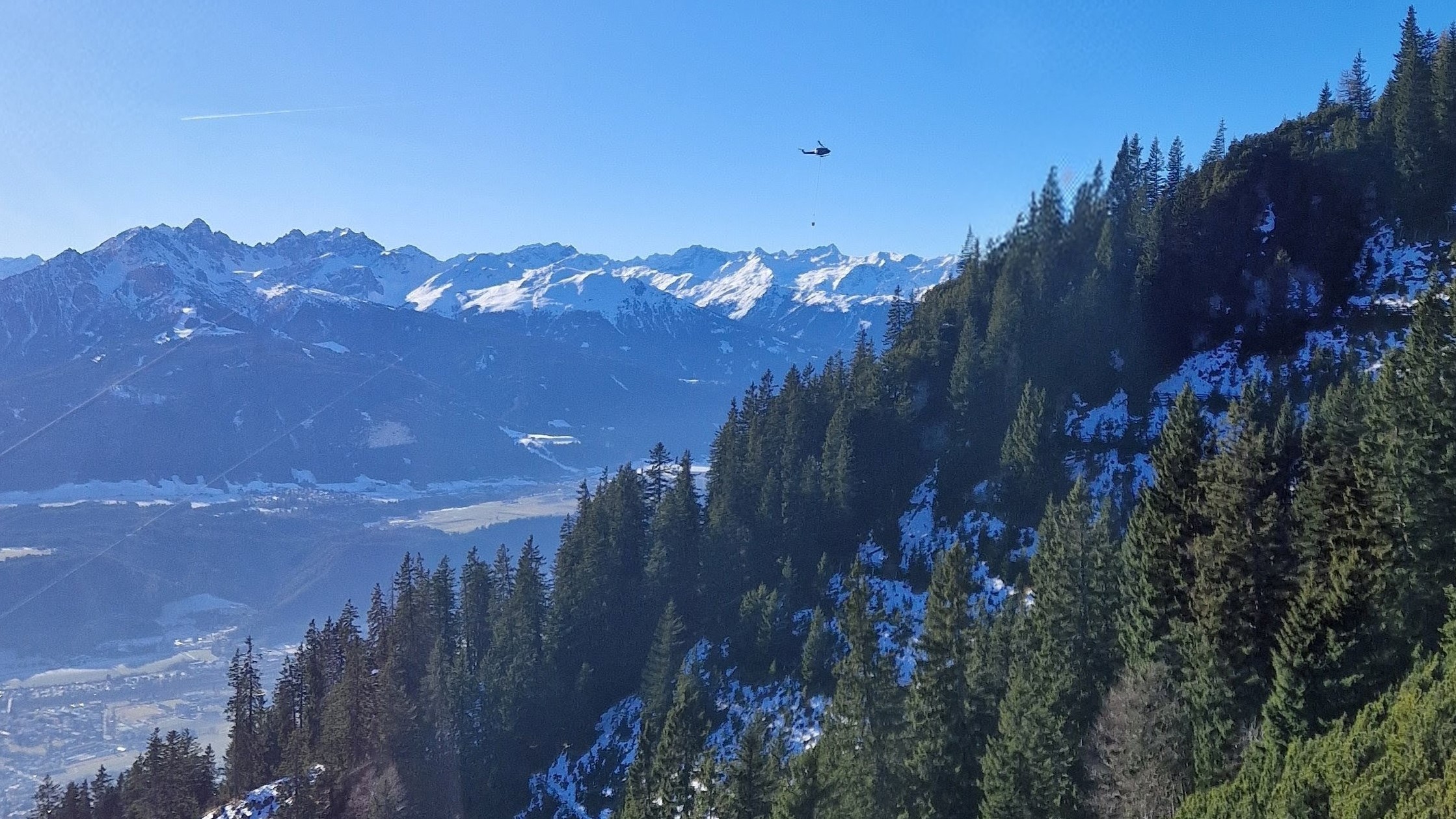 Der mehrtätige Waldbrand auf der Nordkette konnte am 30. Dezember 2025 für beendet erklärt werden. Im Einsatz waren unter anderem auch mehrere Hubschrauber.