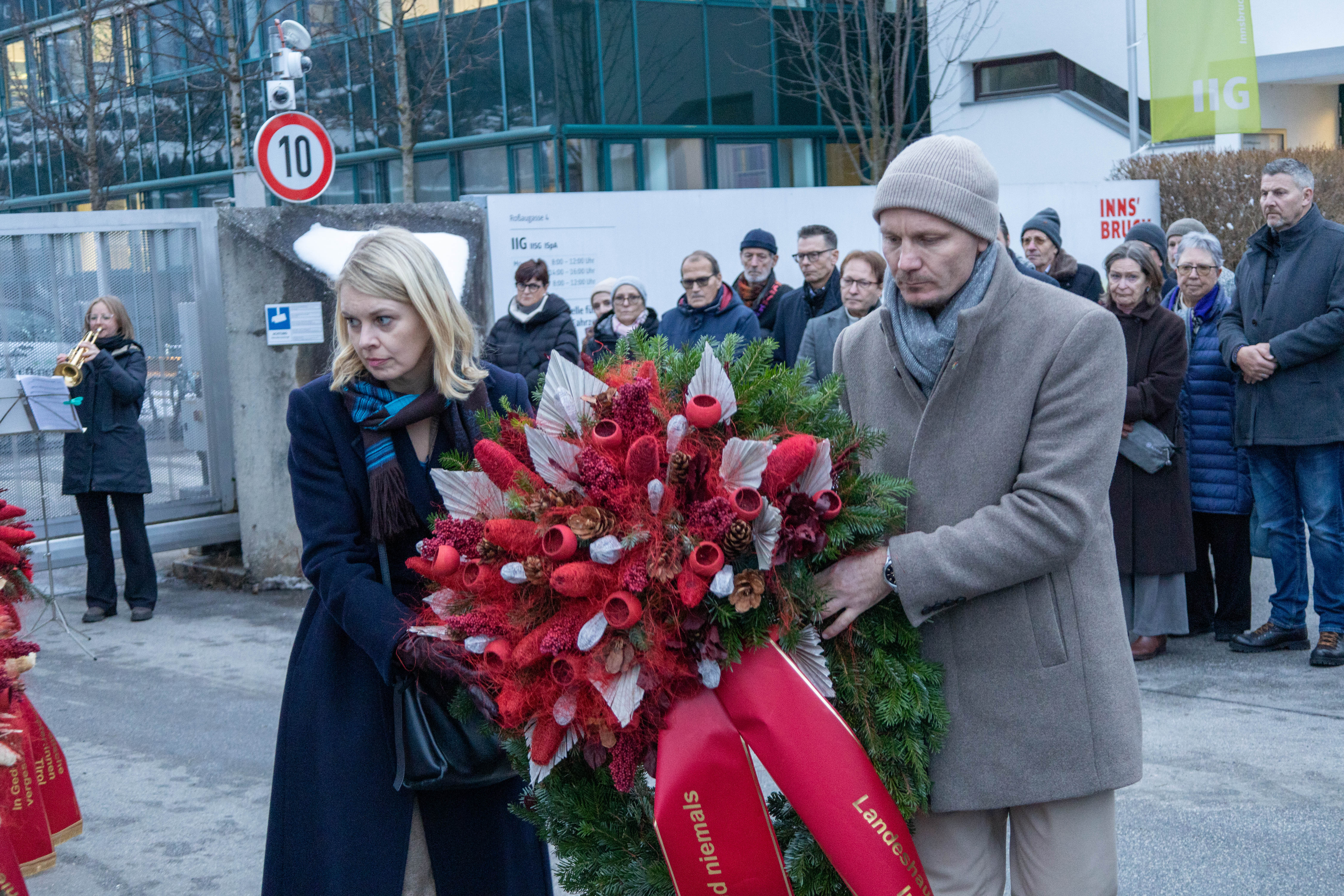 Bürgermeister Johannes Anzengruber und Vizebürgermeisterin Elisabeth Mayr legten den Kranz der Stadt Innsbruck nieder.