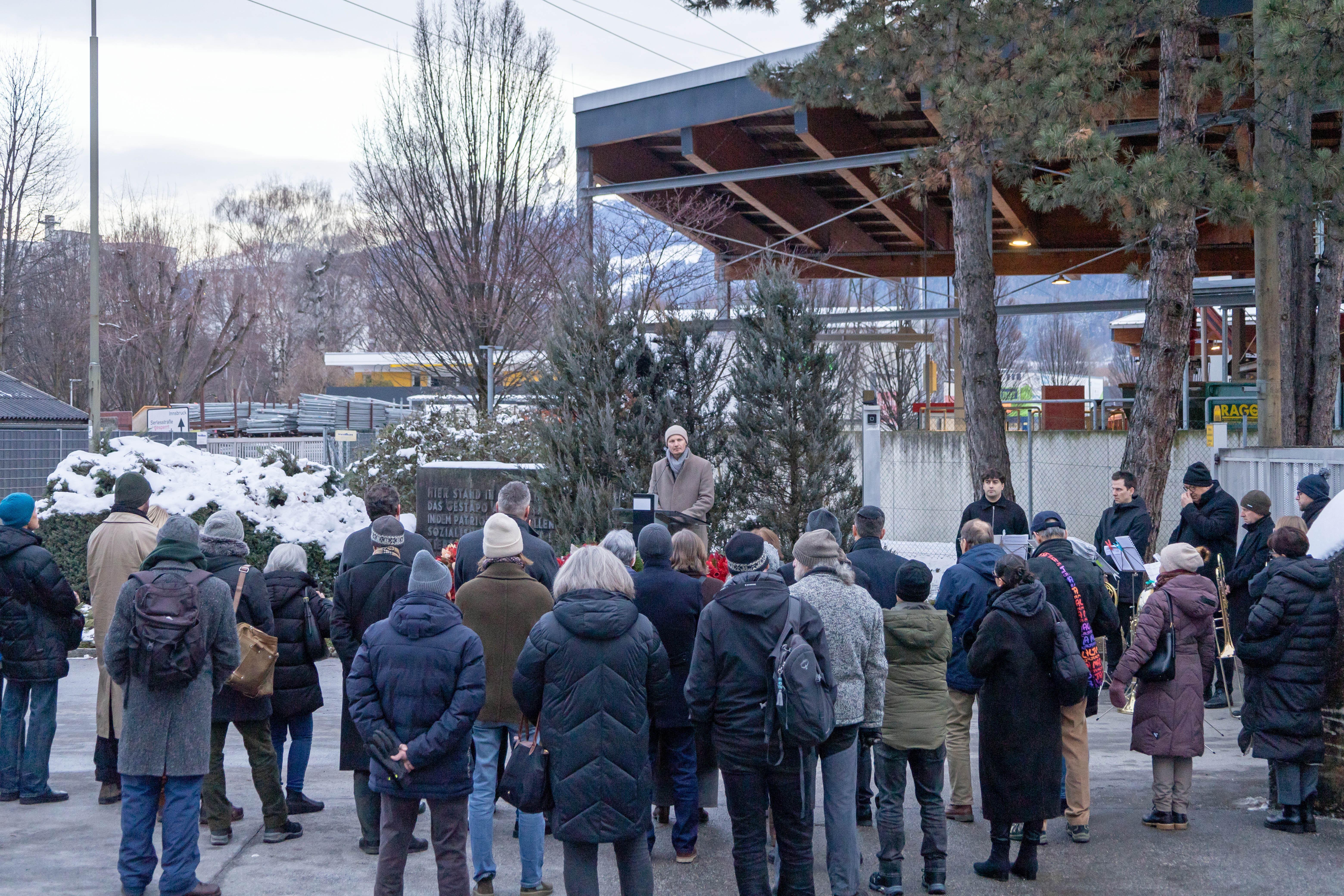 Zahlreiche Teilnehmer:innen wohnten der traditionellen Kranzniederlegung am Mahnmal bei.