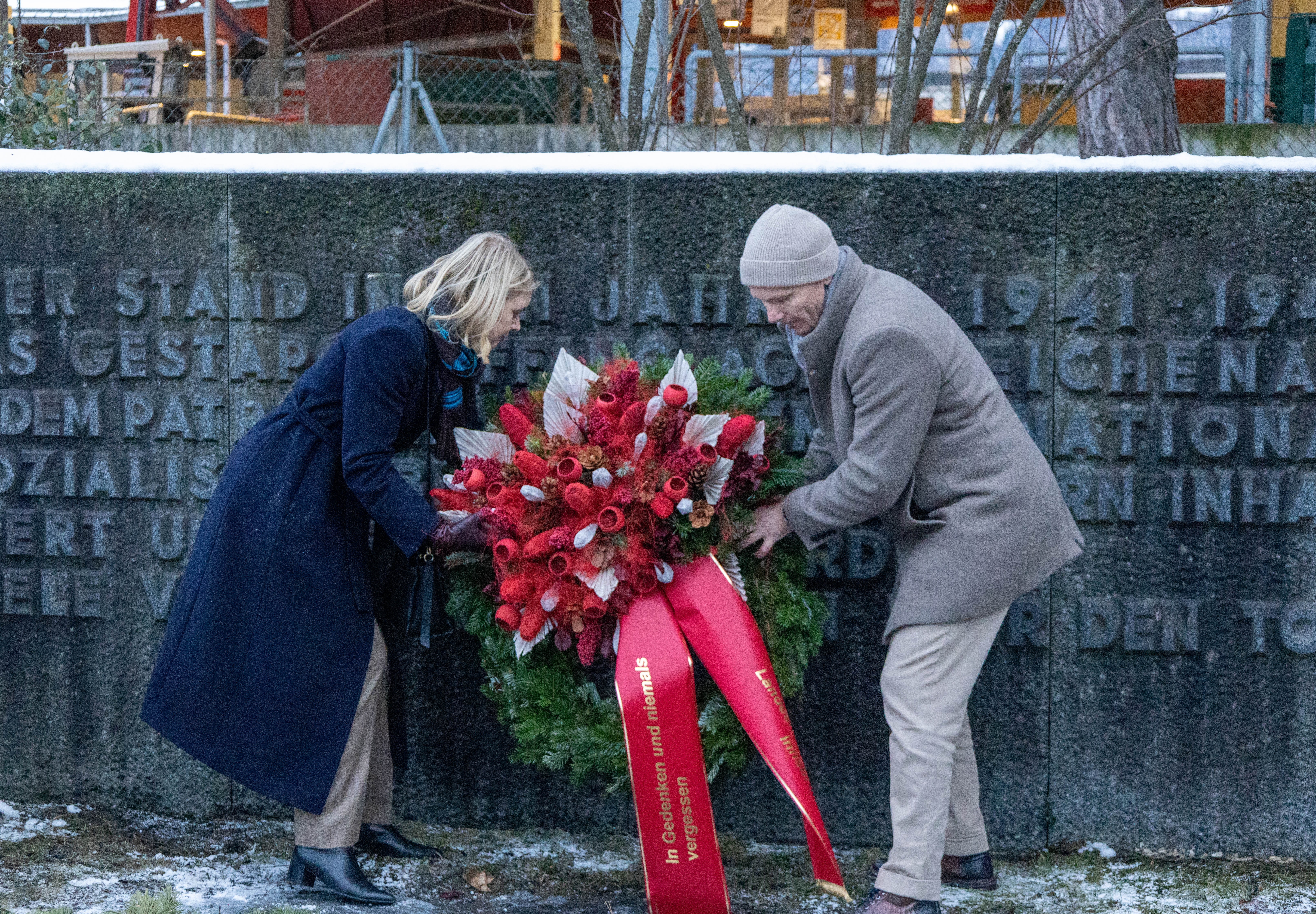 Bürgermeister Johannes Anzengruber und Vizebürgermeisterin Elisabeth Mayr bei der Kranzniederlegung. Seit 2023 wird die Gedenkveranstaltung von der Stadt Innsbruck mitorganisiert.
