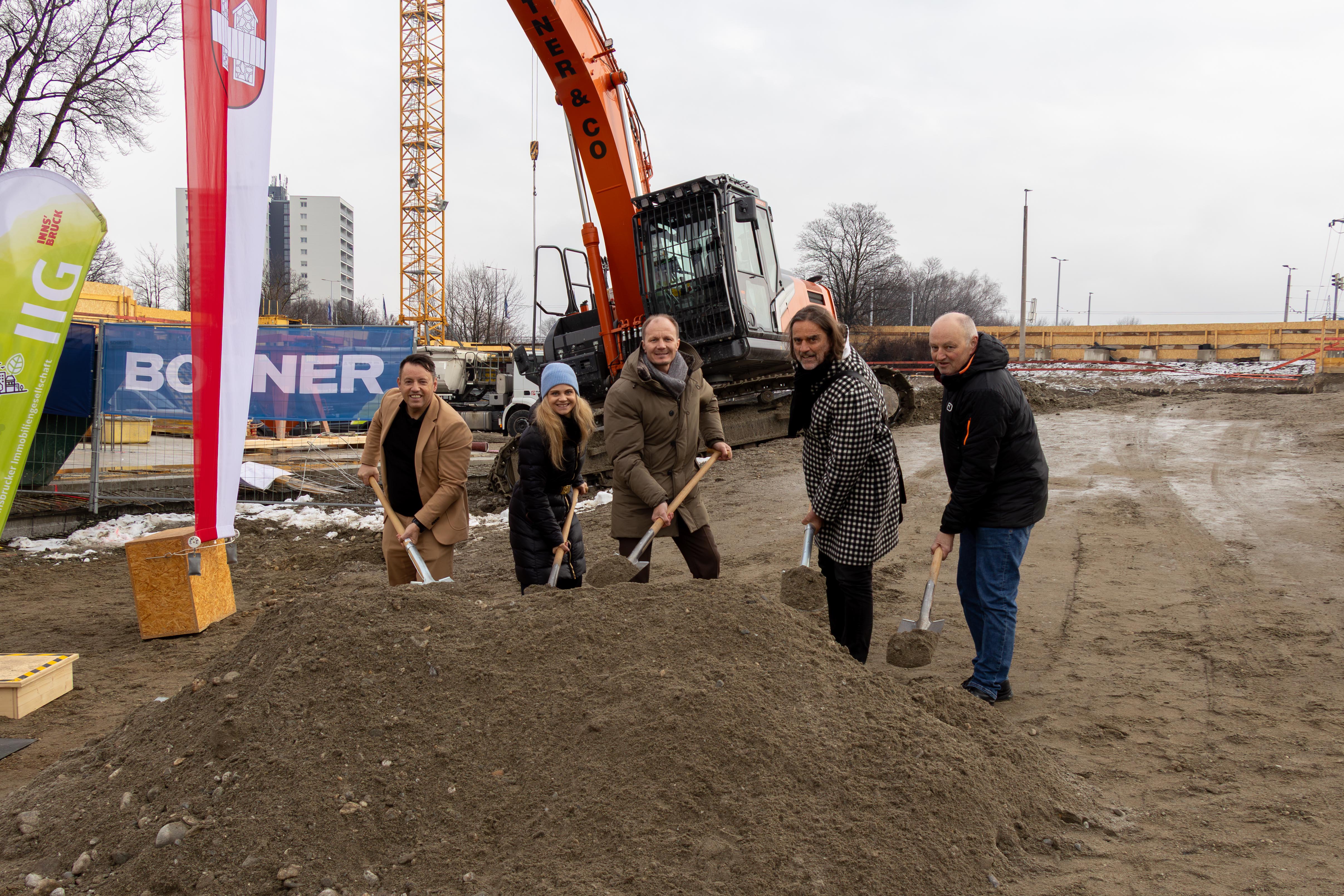 IIG-Geschäftsführer Franz Danler, IIG-Aufsichtsratsvorsitzende Anna Girardi, Bürgermeister Johannes Anzengruber sowie die Architekten Johann Obermoser und Thomas Gasser (Obermoser+Partner Architekten) beim Spatenstich zum „Jungen studentischen Wohnen Sandwirt“.