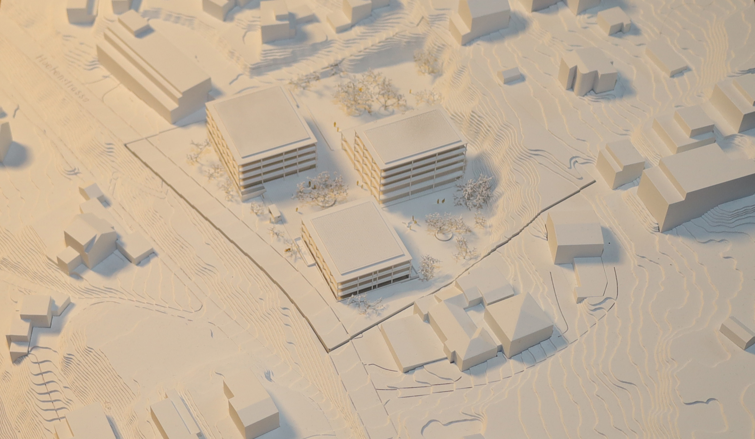 Mit dem Neubau Höhenstraße 129 entstehen drei Baukörper mit 23 städtischen Wohnungen und zahlreichen weiteren Angeboten.