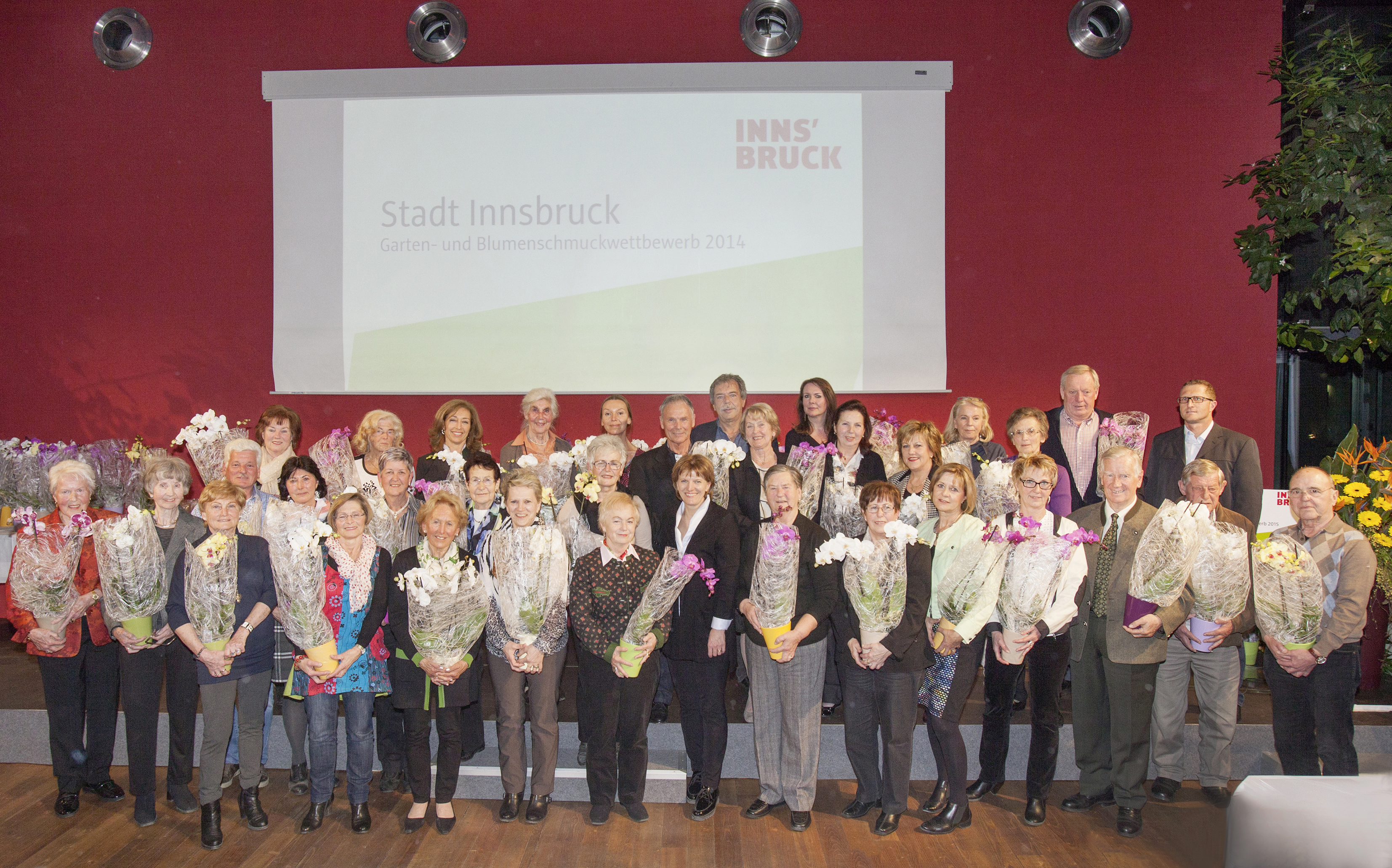 Bürgermeisterin Christine Oppitz-Plörer (vordere Reihe, Mitte), Stadtrat Gerhard Fritz (hintere Reihe, Mitte) und Amtsvorstand Thomas Klingler (hintere Reihe, rechts) holten Innsbrucks HobbygärtnerInnen vor den Vorhang.