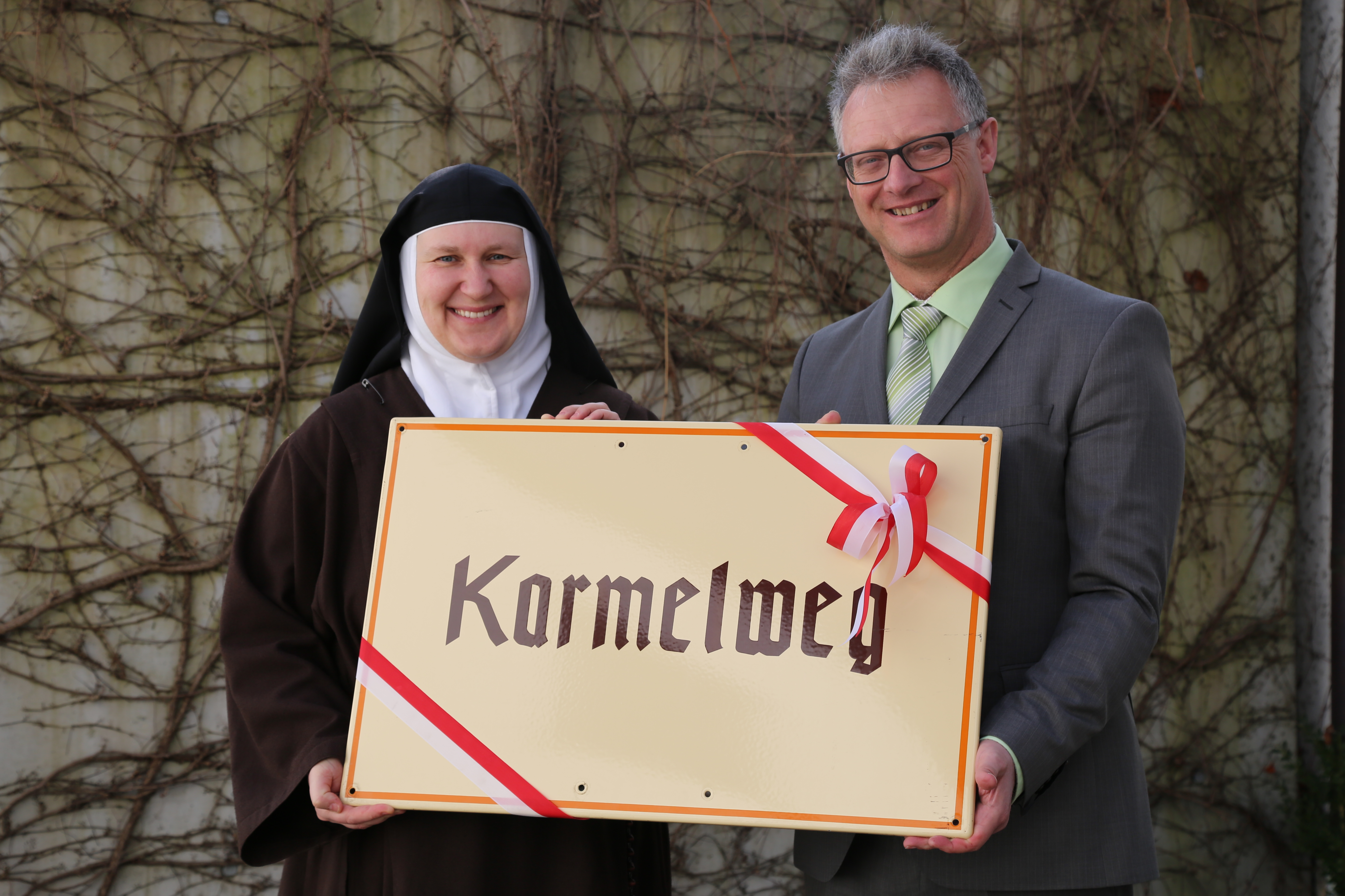 Stellvertretend für Bürgermeisterin Christine Oppitz-Plörer übergab Christian Tschaikner die Straßentafel "Karmelweg" an die ehrwürdige Mutter Carmen, Leiterin des Karmelitinnenklosters.
Die Karmelitinnen feiern heuer das 500-Jahr-Jubiläum anlässlich des Geburtsjahres 1515 der Ordensgründerin Teresa von Avila. Aktuell leben neun Schwestern im Kloster in Mühlau.