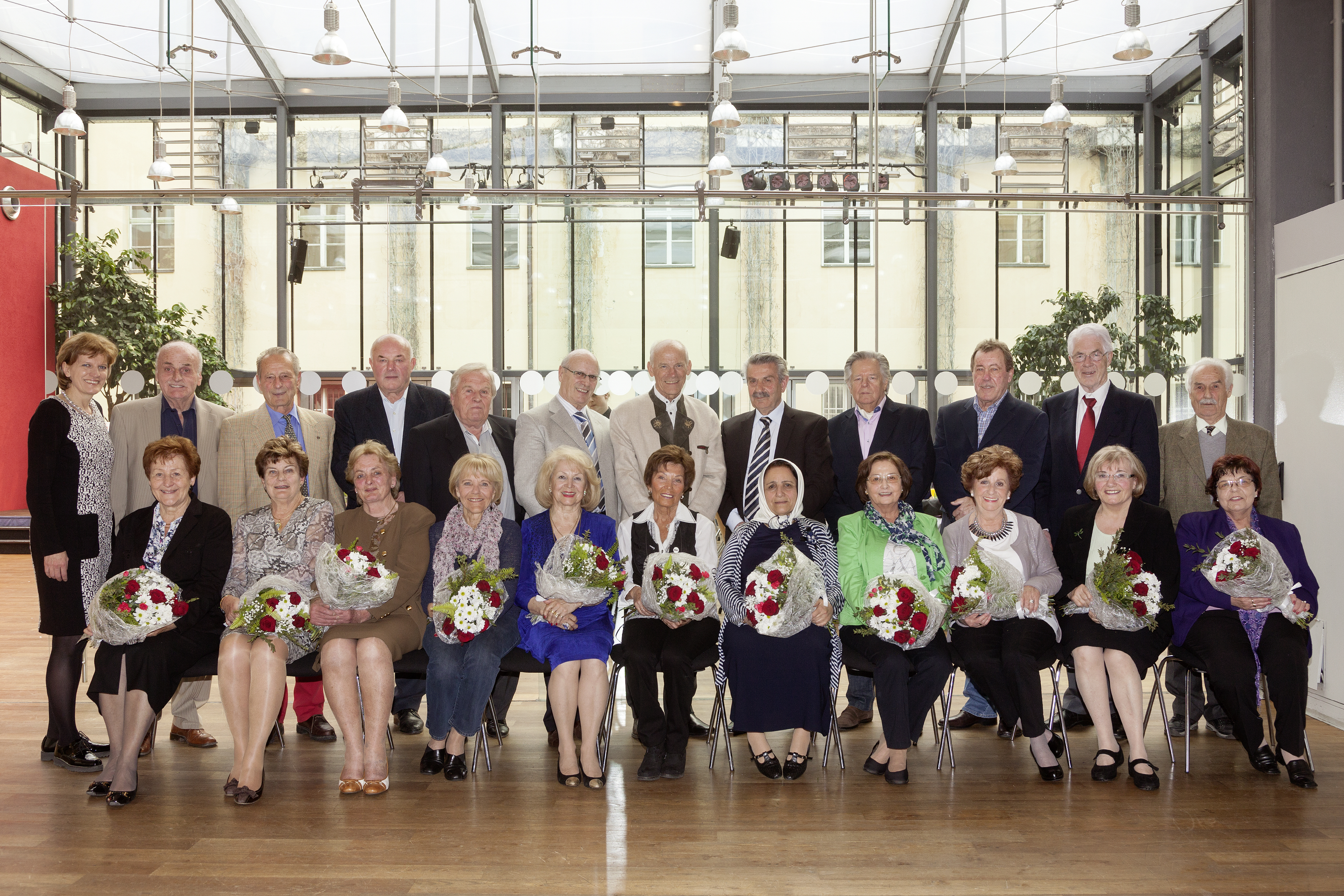 Die Jubiläumspaare, die 1955 und 65 geheiratet haben, feierten mit Bürgermeisterin Christine Oppitz-Plörer.