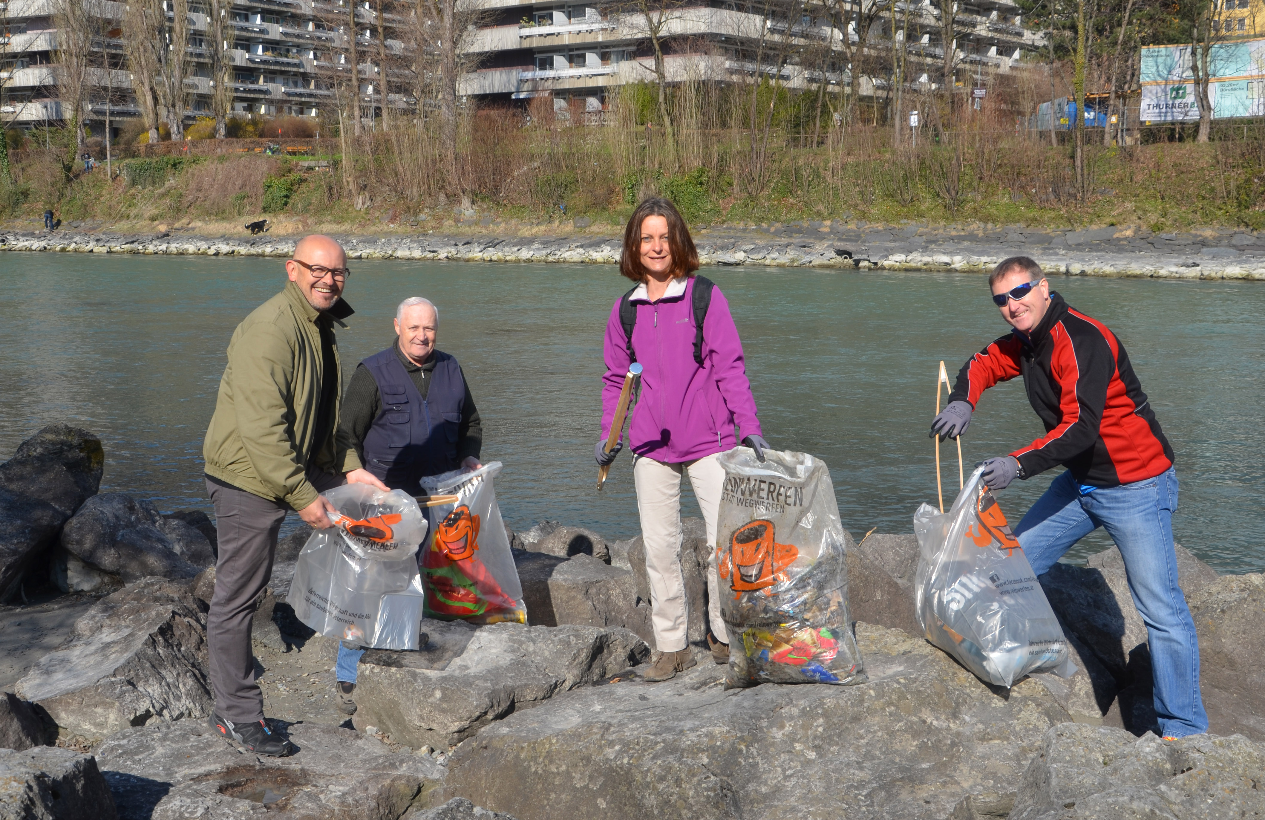 Martin Baumann (Referat Umwelttechnik und Abfallwirtschaft), Karl-Heinz Langhofer (Tiroler Wasserwacht), Vizebürgermeisterin Sonja Pitscheider und Thomas Thaler(Referat Umwelttechnik und Abfallwirtschaft) freuten sich über 234 freiwillige HelferInnen und legten selbst Hand an.
