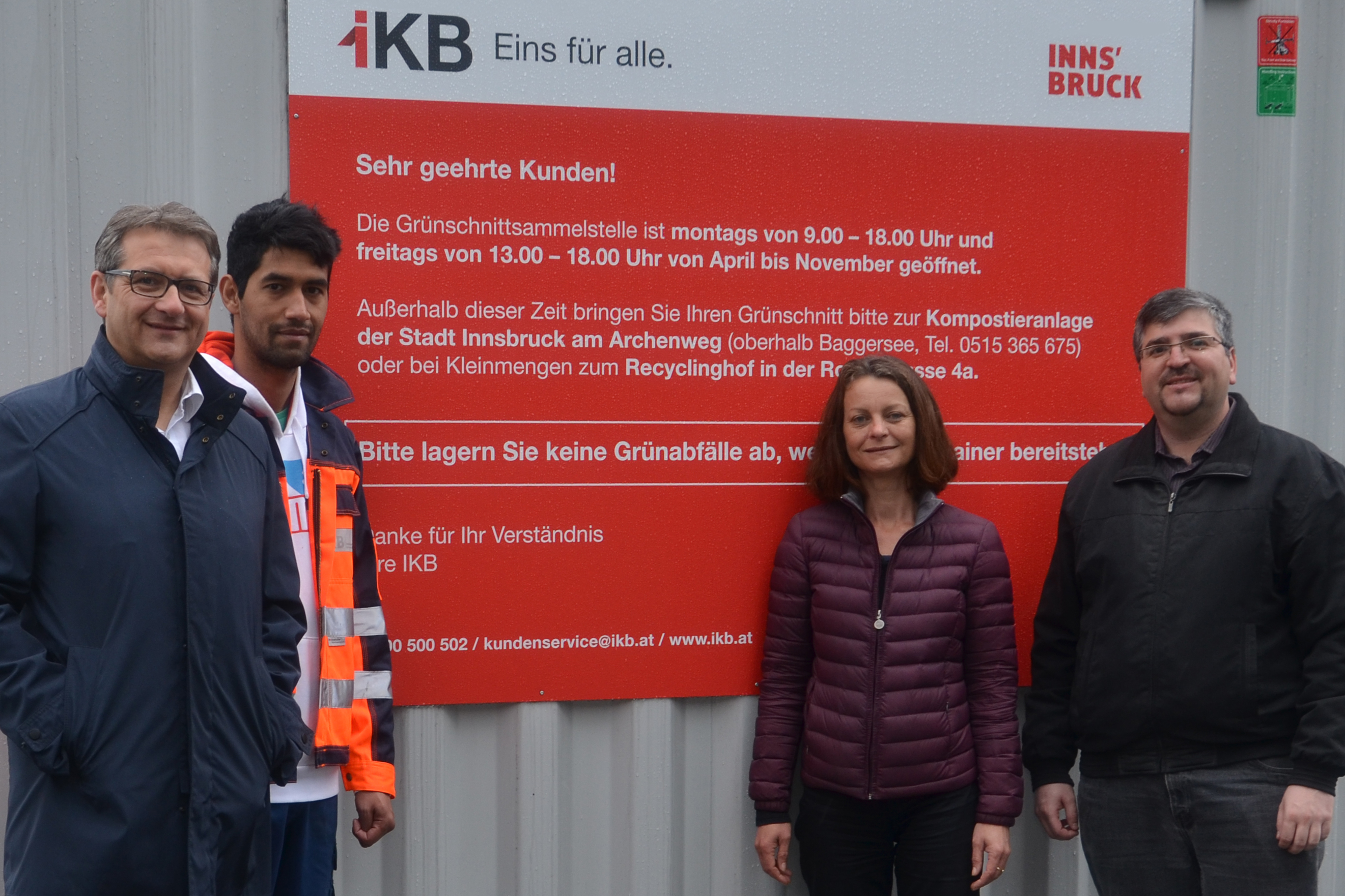 Ab heute ist die Grünschnittsammelstelle wieder geöffnet. (v.l.) DI Josef Seeber (IKB) mit Mitarbeiter Mohammad Ehsan Shahabzada, Vizebürgermeisterin Mag.a Sonja Pitscheider und DI Stefan Siegele (Referatsleiter Umwelttechnik und Abfallwirtschaft)