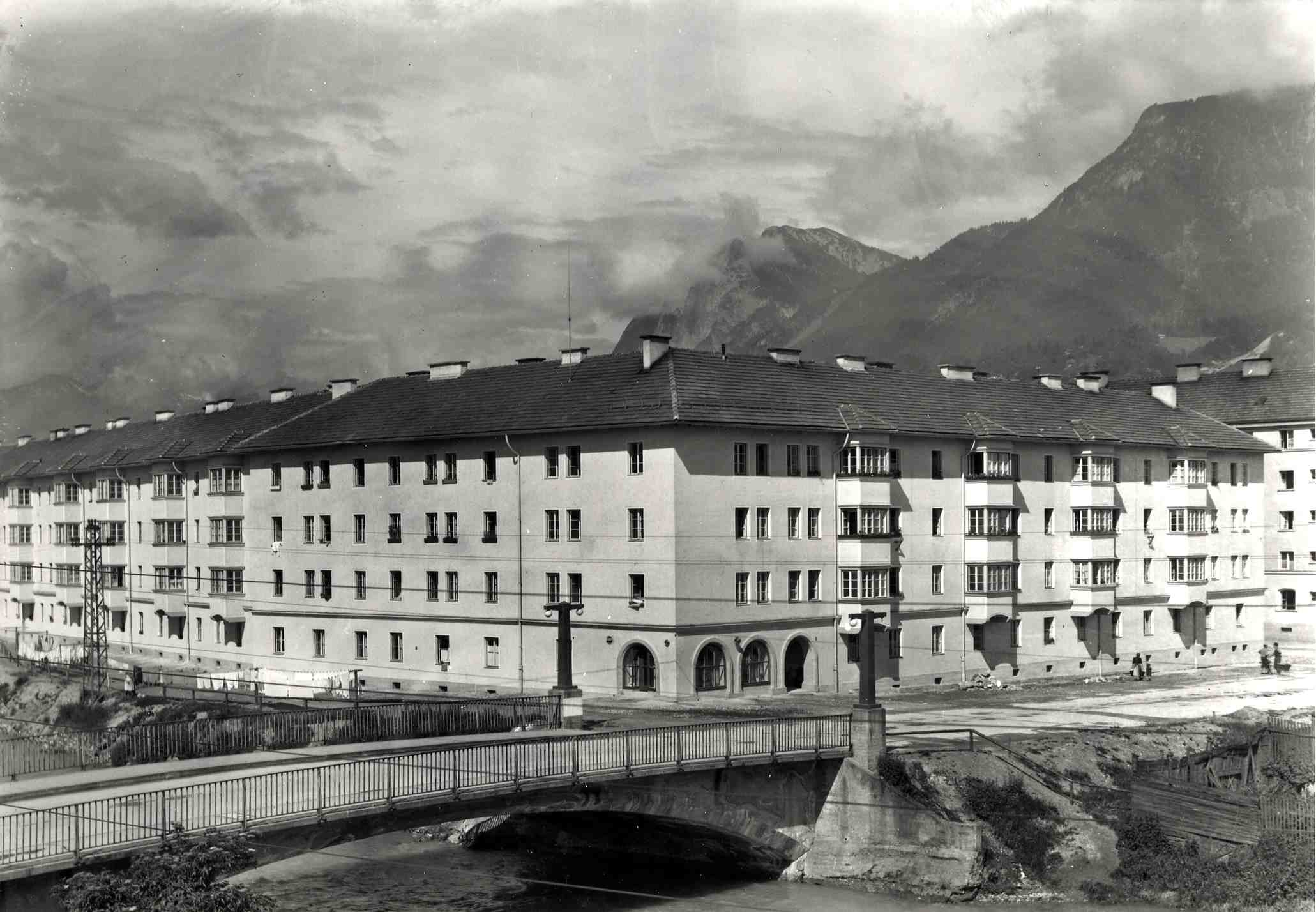 Erster Südtiroler Wohnbau der "Neuen Heimat" mit 125 Wohnungen am Sillufer in Innsbruck - Sebastian-Scheel-Straße/Erzherzog-Eugen-Straße; Frühjahr 1940