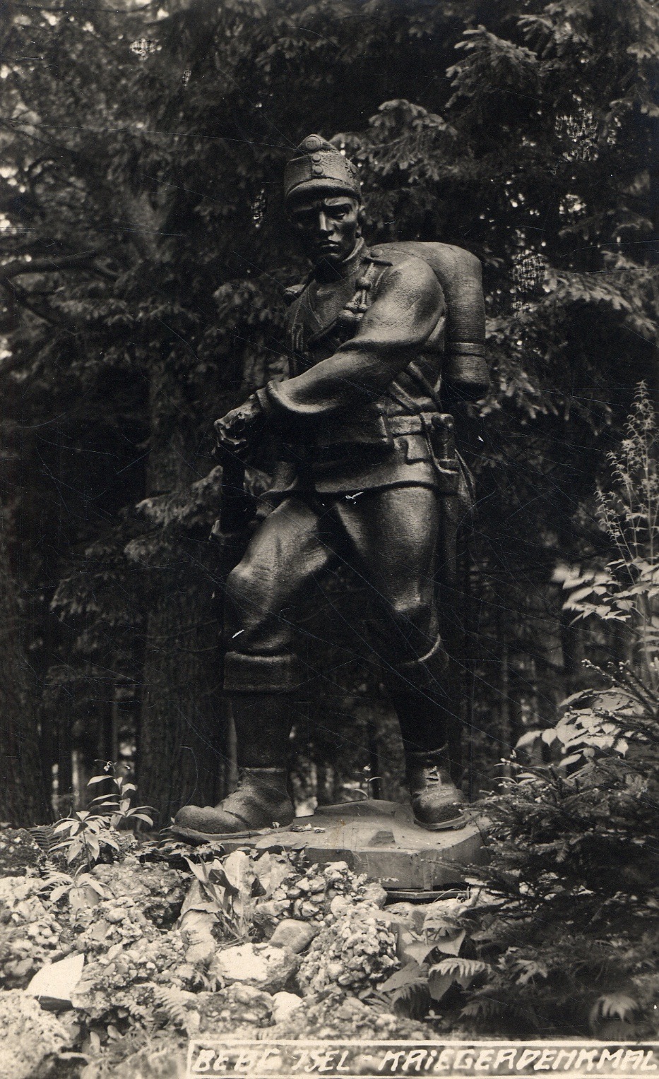 „Der eiserne Blumenteufel“. Die Skulptur wurde vom Bildhauer Johann Heinrich nach einem Entwurf von Albin Egger-Lienz aus Zirbenholz geschnitzt und in der Maria-Theresien-Straße aufgestellt. Gegen Entrichtung einer Mindestspende konnte ein Nagel in den eisernen Blumenteufel geschlagen werden. Heute befindet sich der Blumenteufel auf dem Bergisel im Tiroler Kaiserjägermuseum.