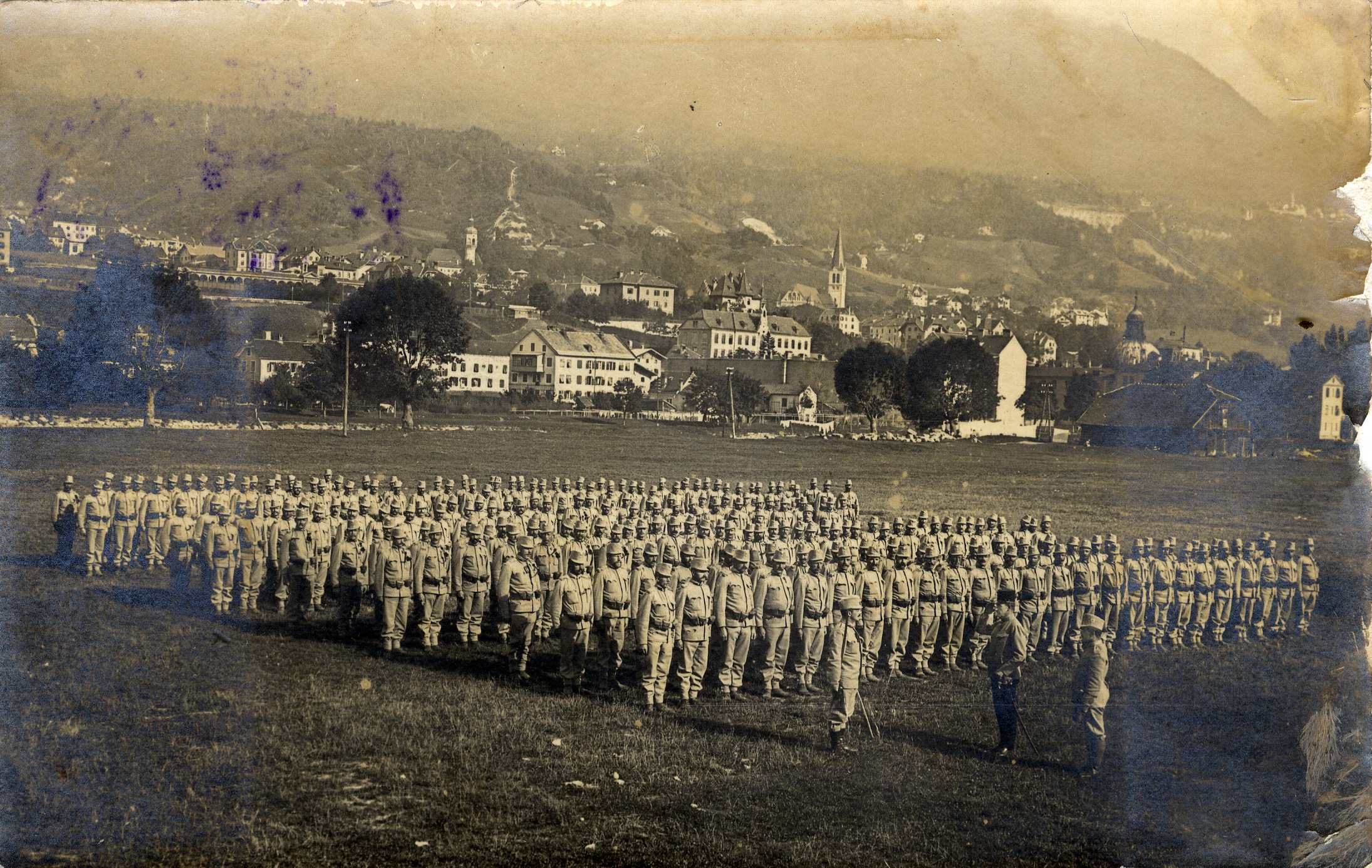 Aufstellung der k. u. k. Landsturm Ersatzkompagnie Innsbruck auf dem Prügelbauplatz, im Gebiet des heutigen Finanzamtes, 1914