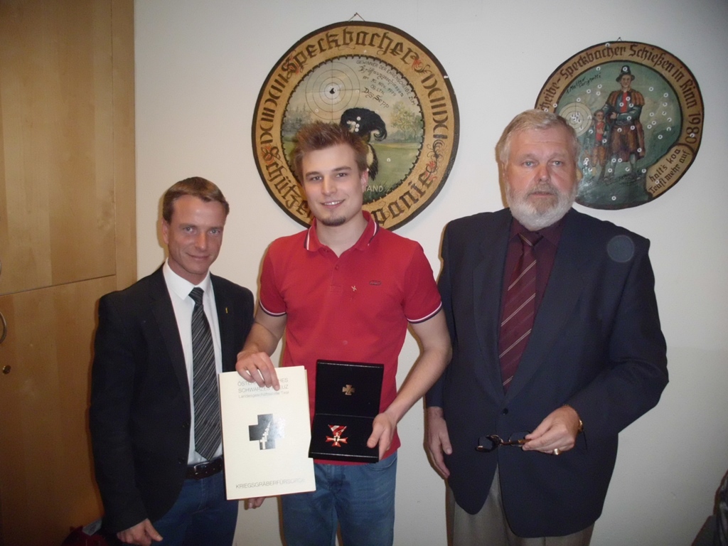 Die Speckbacher Schützenkompanie war die erste, die die Friedhofssammlung des schwarzen Kreuzes unterstützte.
Dabei hilft sie am Allerheiligentag - 01.11. - ganztags am Westfriedhof bei der Klinik in Innsbruck und sammelt mit den typischen Sammelboxen für die Kriegsgräberfürsorge.
Für die geleistete Arbeit hat die Kompanie durch das Schwarze Kreuz 4 Auszeichnungen erhalten:
- die silberene Ehrennadel erhielten (v.l.) Fabian Schwienbacher, Rene Schöpf und David Undeutsch.
- das Ehrenzeichen für 15 Jahre Sammeltätigkeit erhielt Ptf. Manuel Mitterer.

Die Ehrung wurde von Stefan Zangerl, Kurator des Schwarzen Kreuzes und Vbgm. Eltn. Christoph Kaufmann Christoph durchgeführt.