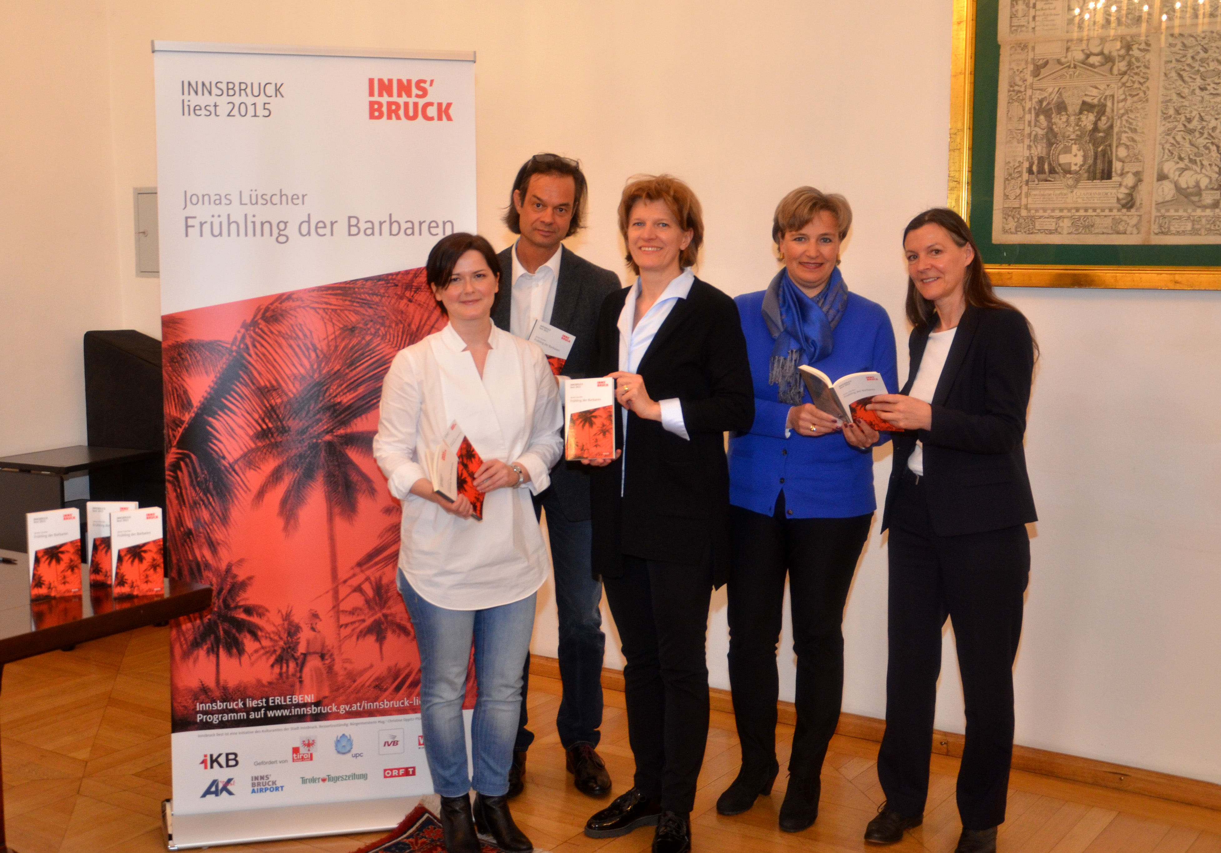 Bürgermeisterin Christine Oppitz-Plörer (Mitte) präsentierte gemeinsam mit Projektleiterin Natalie Pedevilla, wissenschaftlichen Projektbegleiter Martin Sexl, Birgit Neu (Abteilungsleiterin Magistratsabteilung V) und Maria-Luise Mayr (Kulturamtsleiterin) das „Innsbruck liest“-Buch 2015.