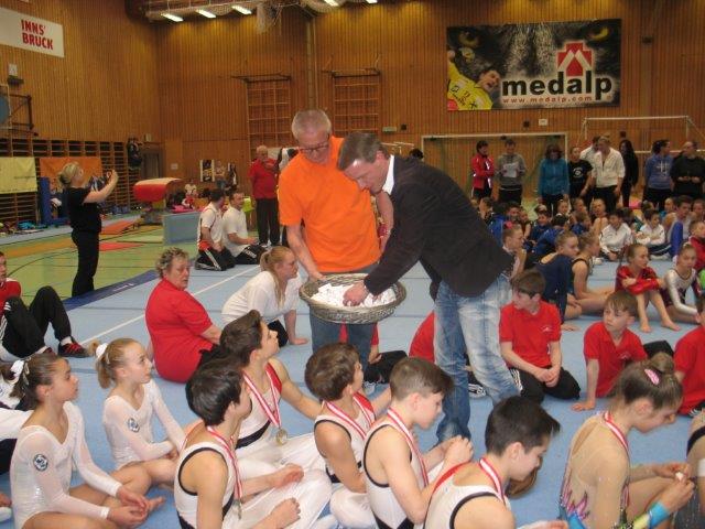 Vizebürgermeister Christoph Kaufmann staunte nicht schlecht als er sah wie beweglich die jungen TurnerInnen beim Attila-Pinter-Turnier waren. Bereits zum 18. Mal fand dieses Ende März in Innsbruck statt. Bei der Siegerehrung gratulierte Kaufmann herzlich.