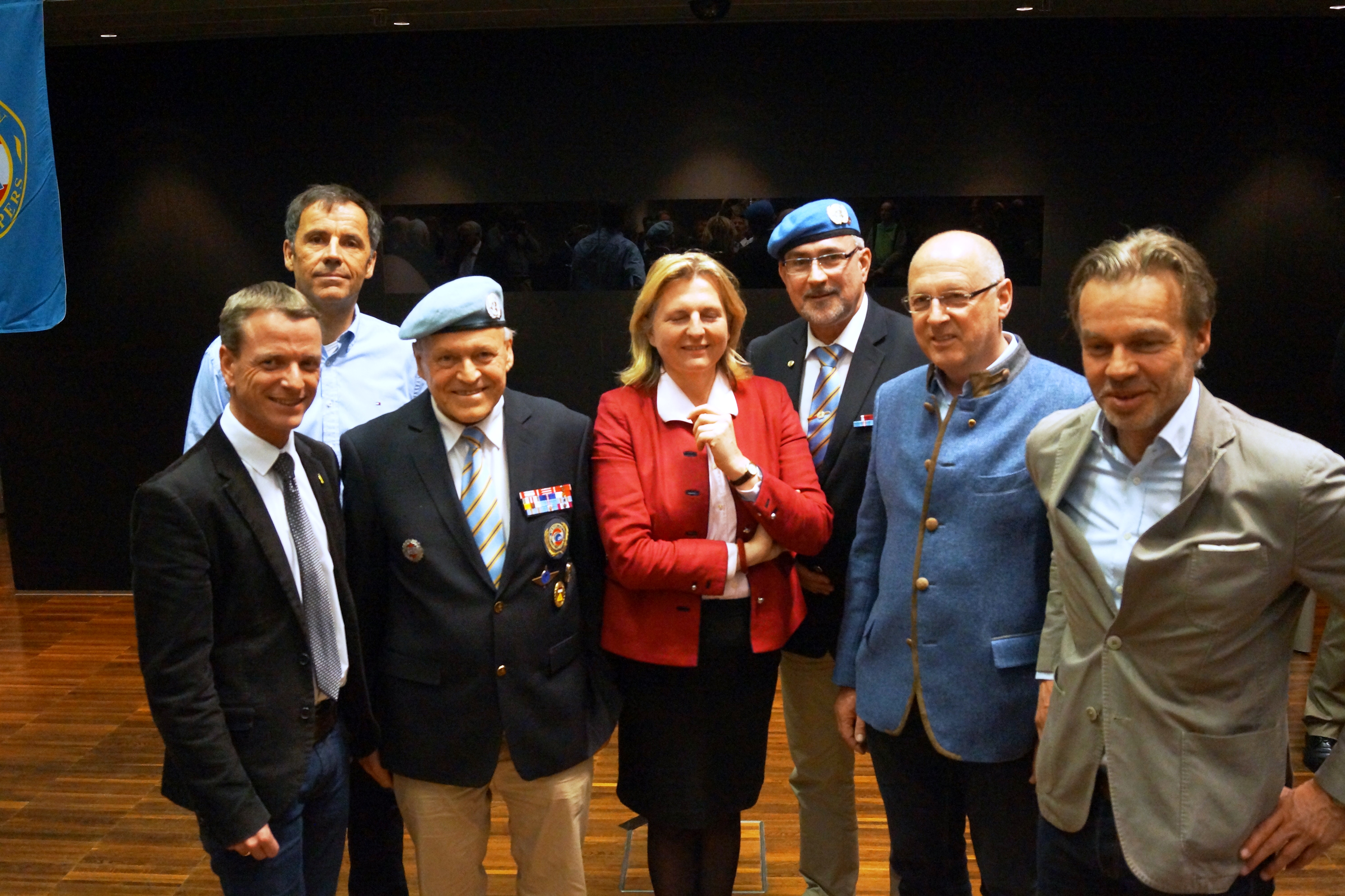 Über 100 ZuhörerInnen lauschten interessiert dem Vortrag von Dr. Karin Kneissl zum Thema "Von der Zerstörung Syriens - wie uns der Irakkrieg von 2003 nun alle einholt". Unter ihnen weilte auch Vizebürgermeister Christoph Kaufmann. Organisiert wurde die Veranstaltung von den Tiroler Peacekeepern (Blauhelme).