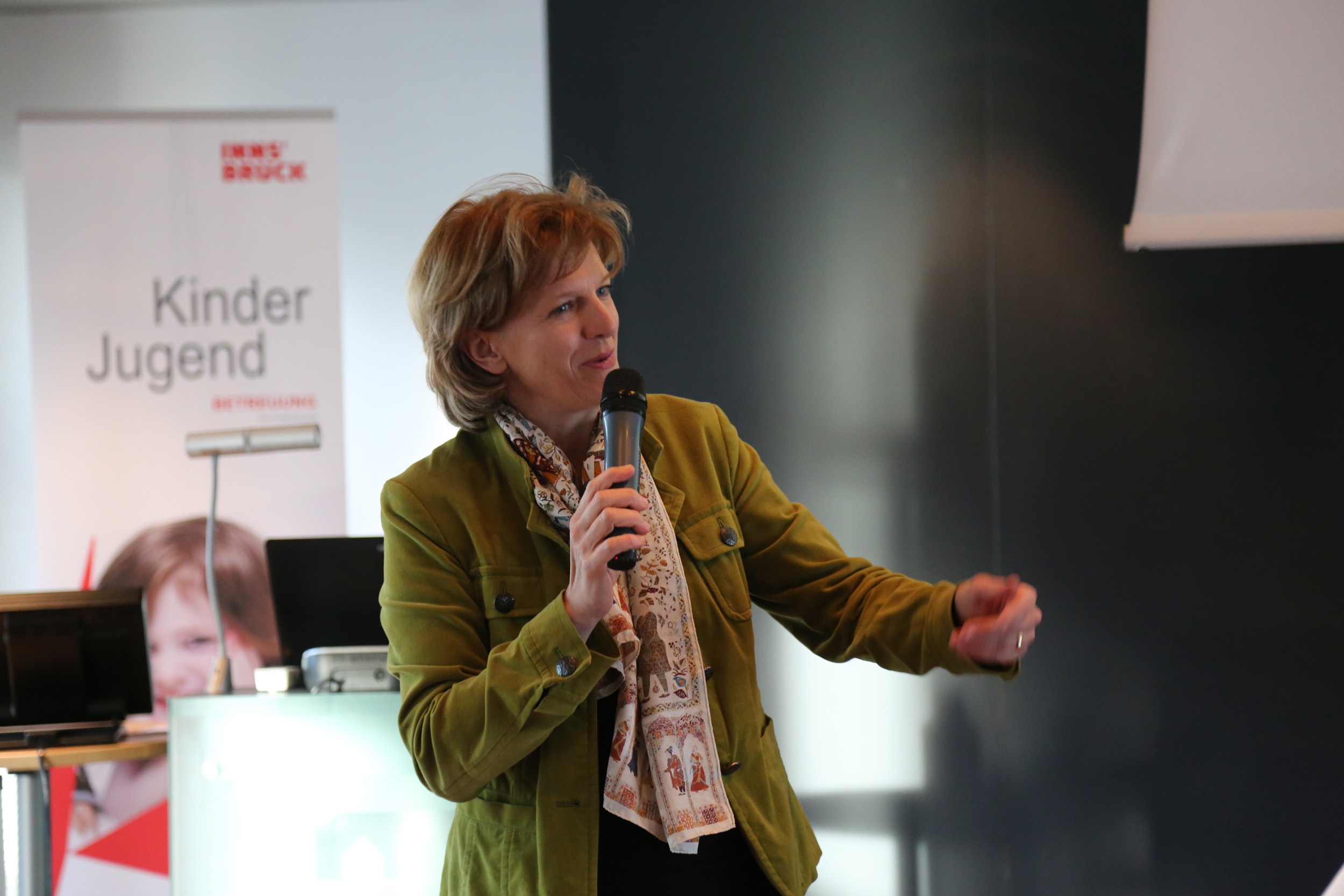 Bürgermeisterin Christine Oppitz-Plörer spricht lobende Worte für die Arbeit der BetreuerInnen  der städtischen Horte aus.