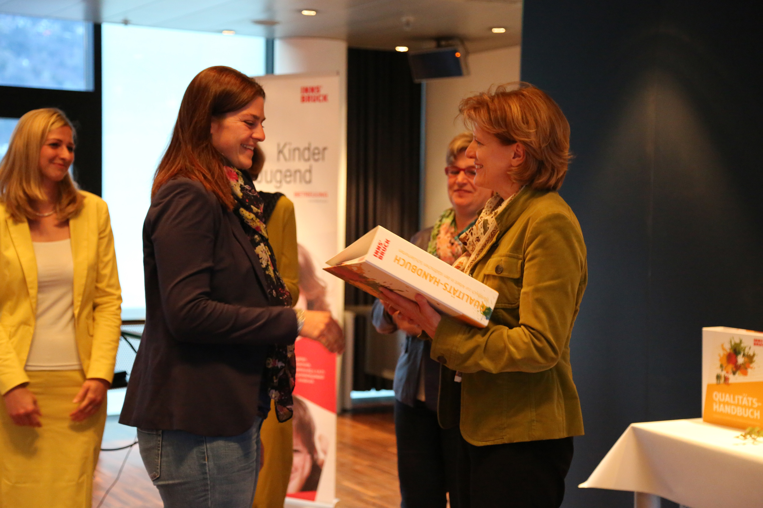 Bürgermeisterin Christine Oppitz-Plörer überreichte gemeinsam mit Amtsleiterin Birgit Neu, Amtsvorständin Martina Zabernig und Referatsleiterin Ida Jungmann die Qualitätshandbücher der BetreuerInnen der städtischen SchülerInnenhorte.