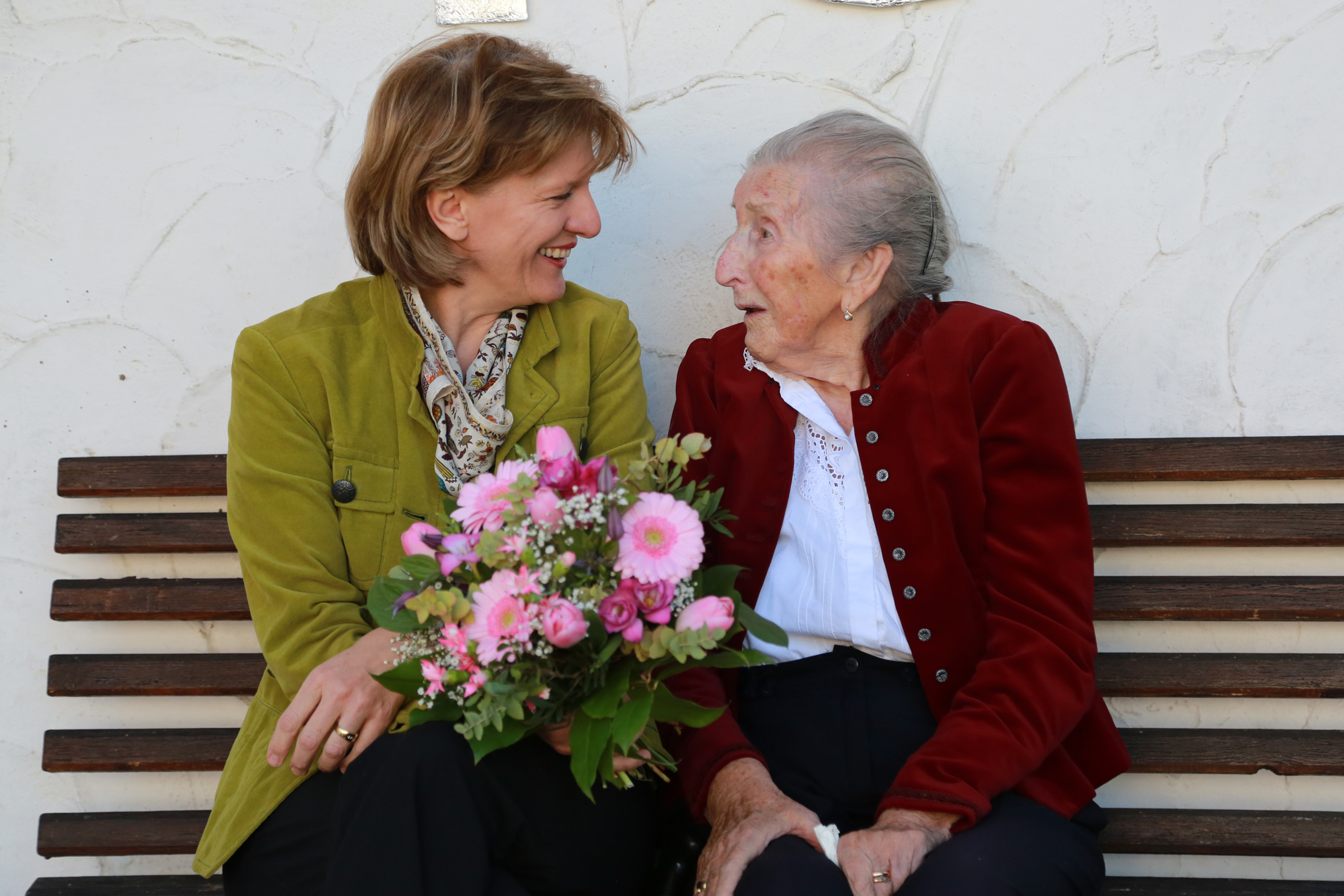 Bürgermeisterin Christine Oppitz-Plörer angeregt im Gespräch mit der 100jährigen Jubilarin Maria Profanter.