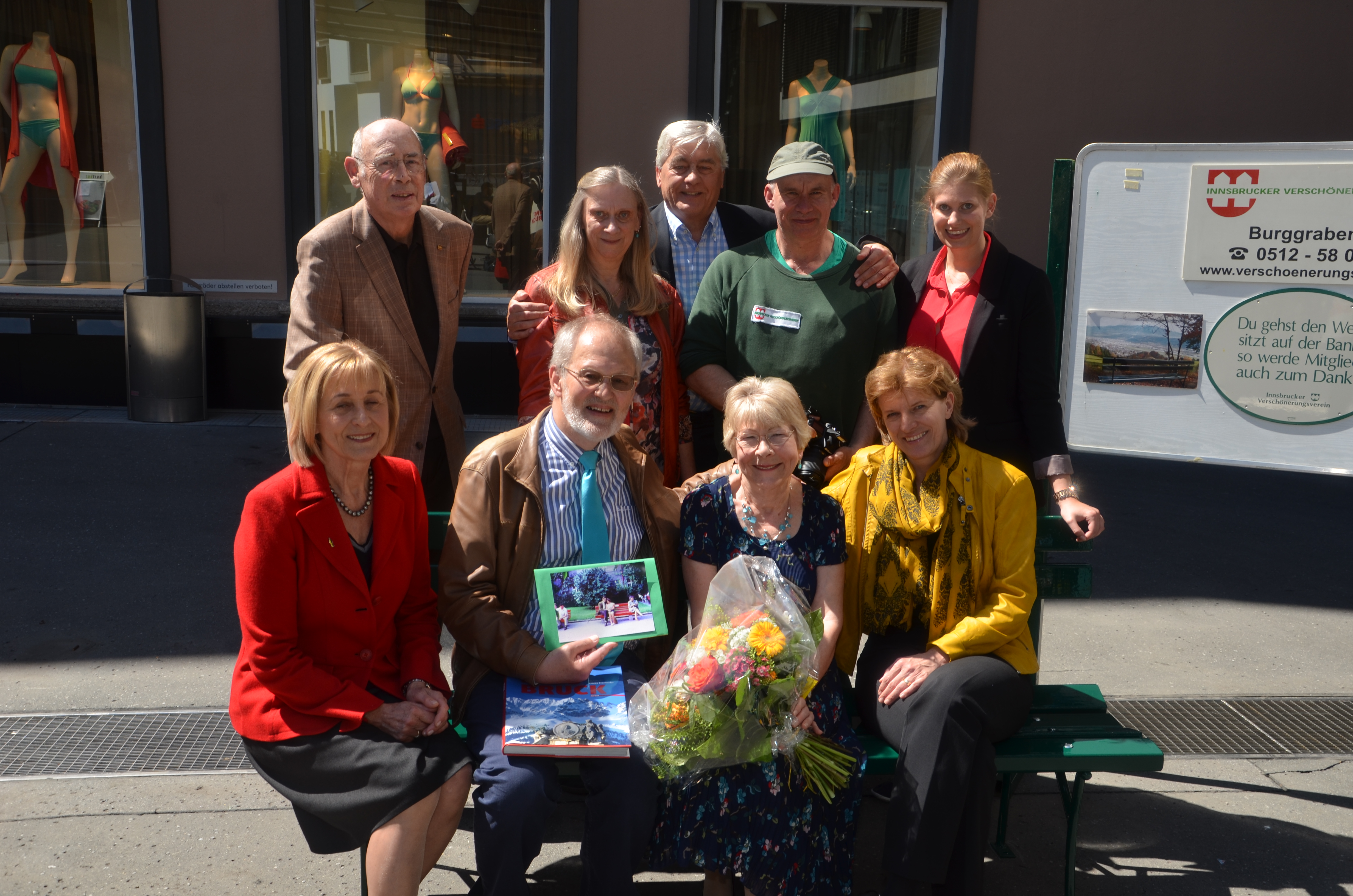 Das Ehepaar aus Schottland wurde in Innsbruck freundlich begrüßt. Bürgermeisterin Christine Oppitz-Plörer freute sich gemeinsam mit VertreterInnen des Innsbrucker Verschönerungsvereins und des Tourismusverbands über die internationalen Gäste.