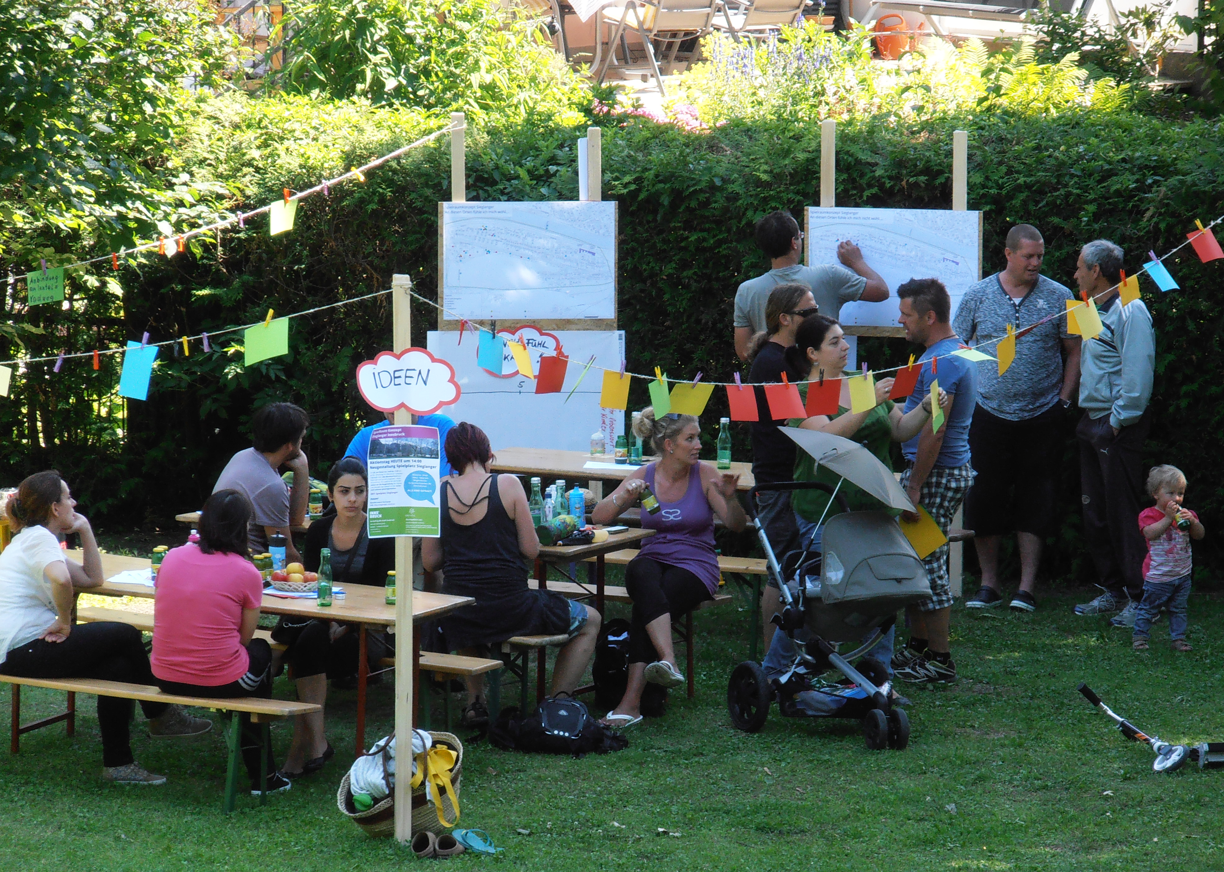 Im Sommer 2014 erarbeiteten die StadtteilbewohnerInnen bei einem Aktionsnachmittag am Sieglanger Spielplatz ihre Vorschläge zur Neugestaltung des Spielplatzes.