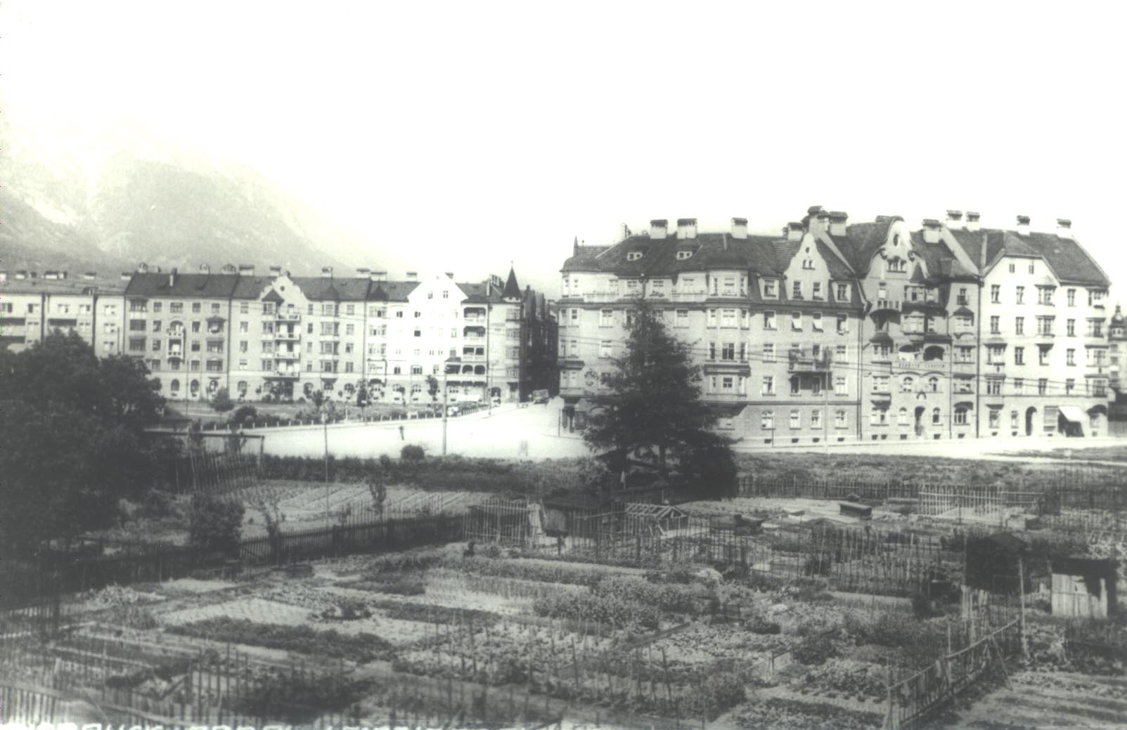 Die Kreuzung Amraserstraße und Defreggerstraße um 1930.