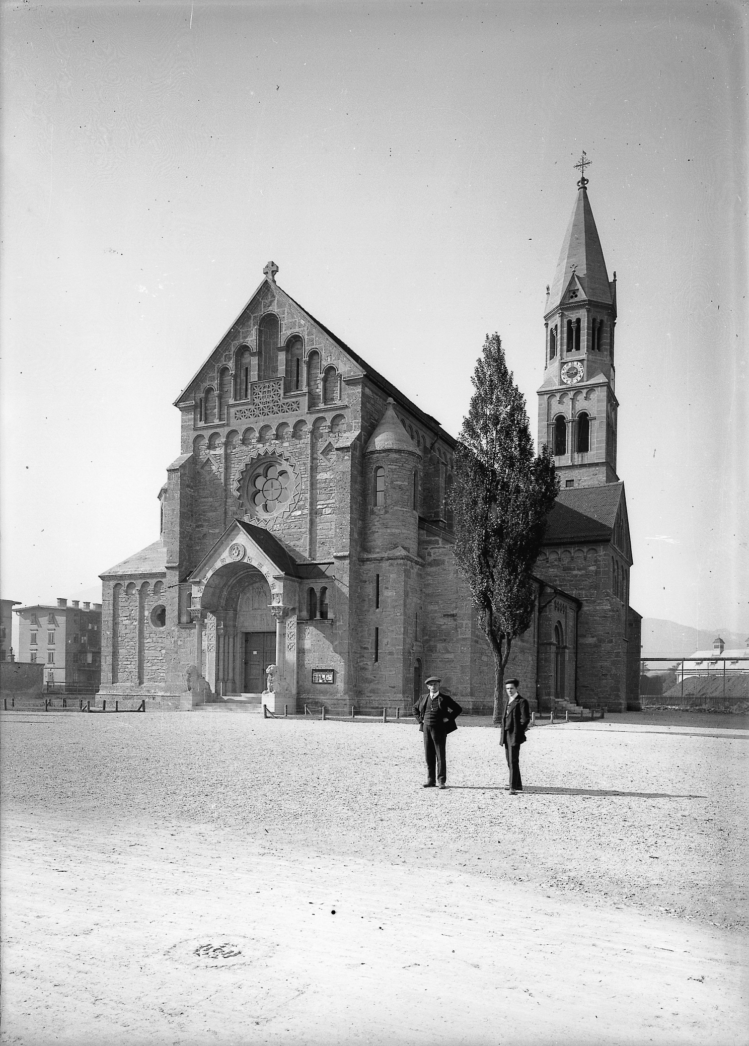 Der Platz vor der neu errichteten Pradler Pfarrkirche hat wohl eine Sitzbank vertragen.