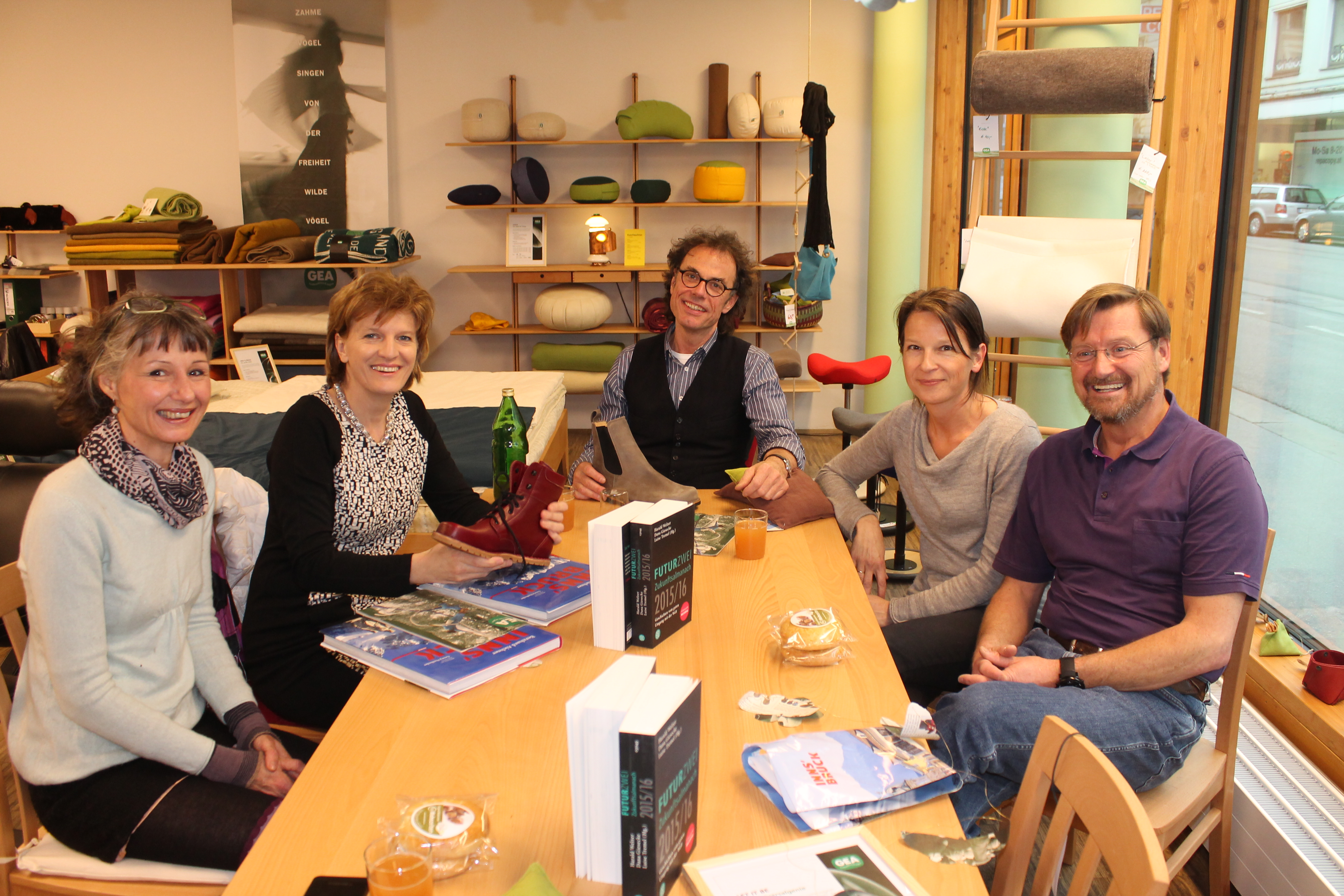 Bürgermeisterin Christine Oppitz-Plörer (2.v.l.) besuchte die GEA-Filiale in der Anichstraße und lauschte den Erzählungen von Hermine Krahlinger, Geschäftsführer Robert Potisk, Uschi Reicholf und Tony Obergantschnig (v.l.).