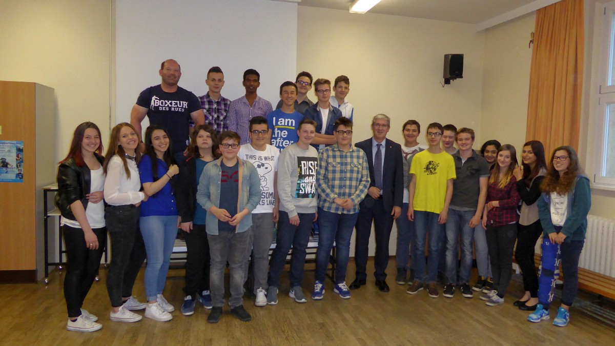 Die SchülerInnen der Klasse 4b der NMS Pembaurstraße starteten mit ihrem Klassenvorstand Mike Tanzer das Umweltprojekt "Yes we can". Ziel war es, gemeinsam mit Umwelt- und Abfalltauchern, den Schilfgürtel am Achensee zu reinigen. Insgesamt sammelten die SchülerInnen über 350 kg Müll. 
Ihre Arbeit und Erfahrungen dokumentierten die SchülerInnen und präsentierten diese an einem Vormittag dem PSI Wolfgang Haslwanter und Direktorin Sighilde Hess.
Alle waren sich einig: "Yes we can - wir können etwas zum Schutz der Umwelt bewirken!"