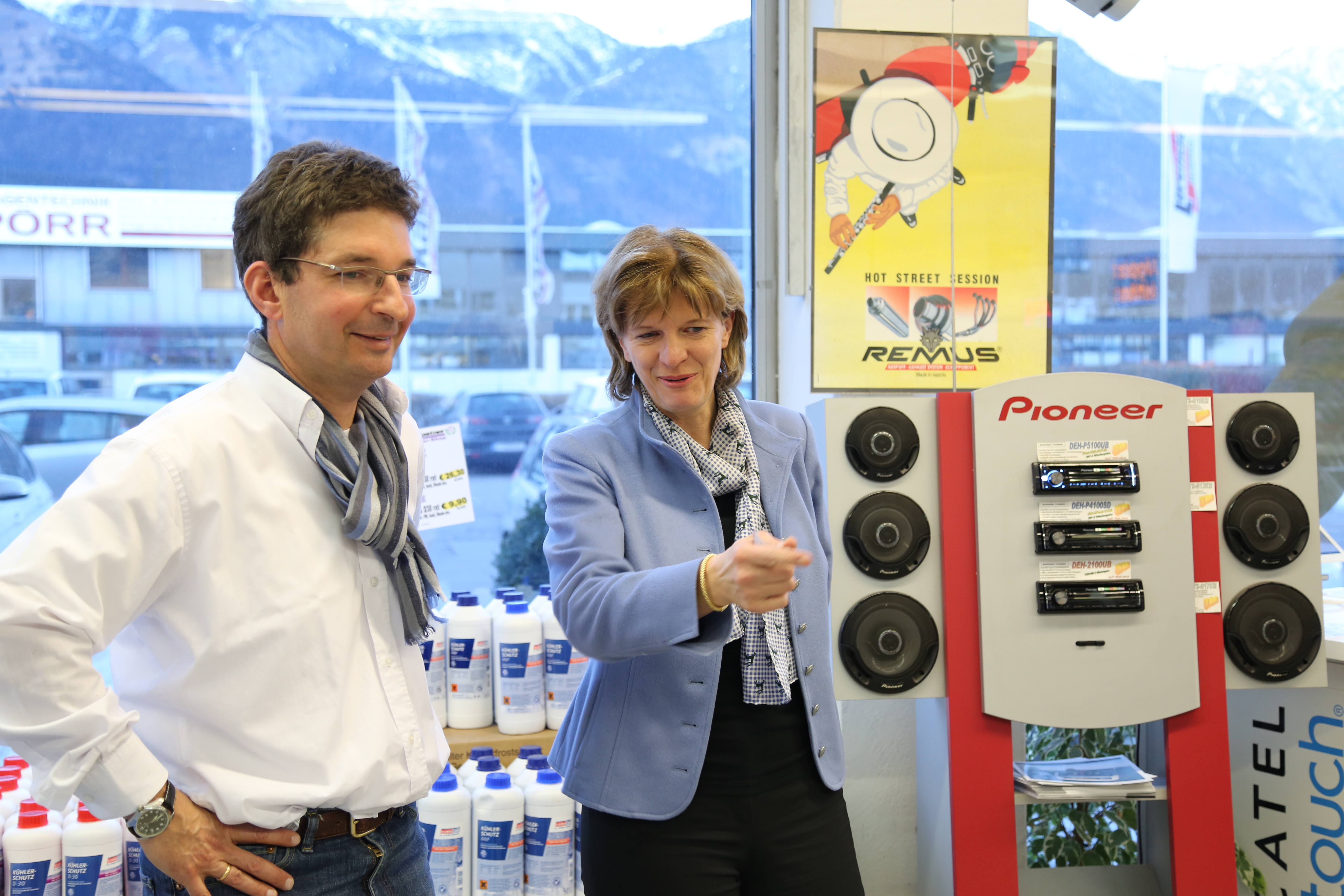 Tradition, Erfahrung und modernes Spezialistentum aus Familienhand
Bürgermeisterin Christine Oppitz-Plörer war bei der Fima "Autobedarf Karl Kastner GmbH" zu Besuch und überzeugte sich von der Qualität und Vielfältigkeit des Innsbruck Familienbetriebes. Seit mehr als 13 Jahren leitet Ernst Kieslinger die Geschicke des Unternehmens und führt in der Zentrale in der Triendlgasse rund 160 MitarbeiterInnen.