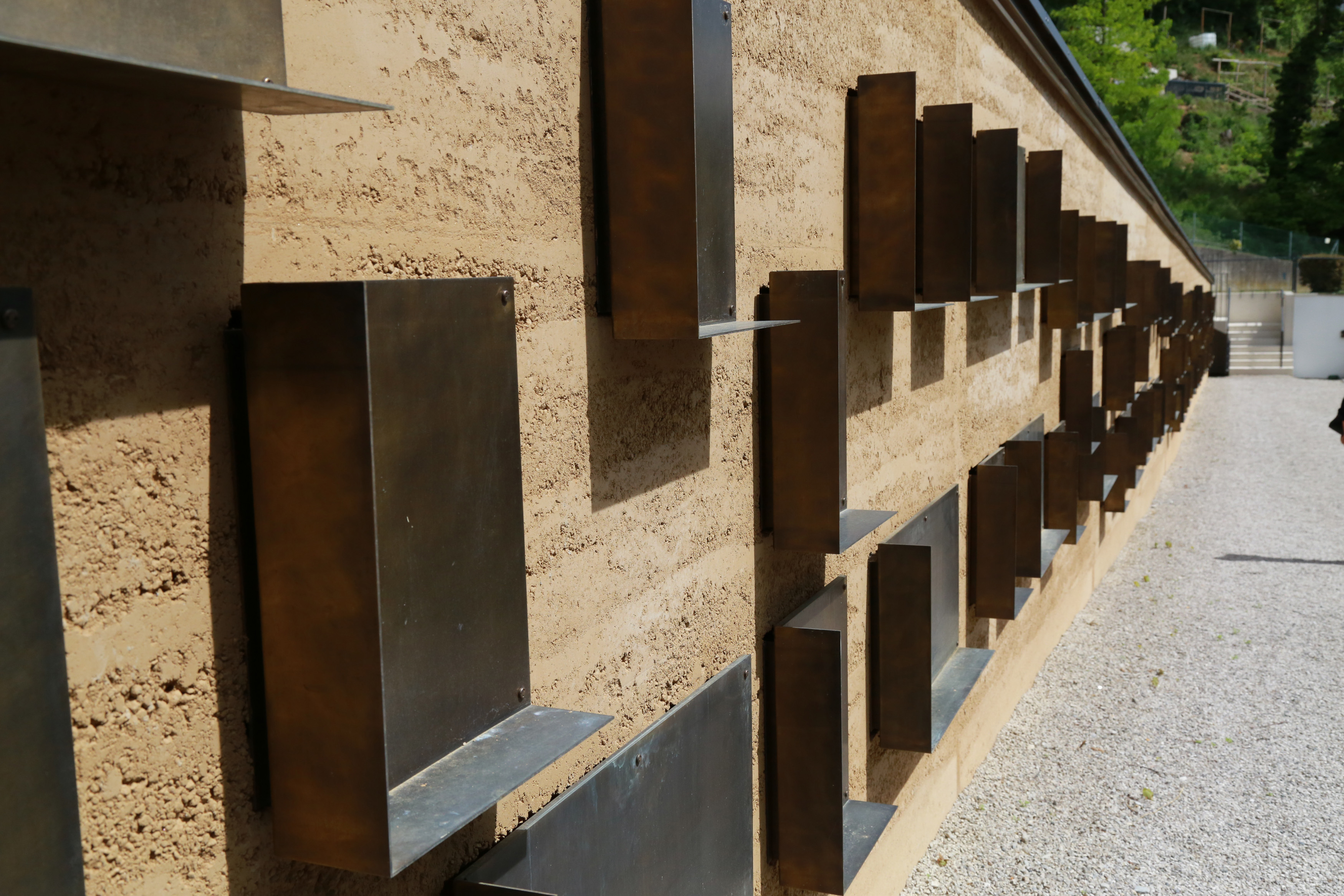 Die Stampflehmwand in Fertigteilbauweise ist mit einer Länge von 75 Metern einzigartig in Tirol.