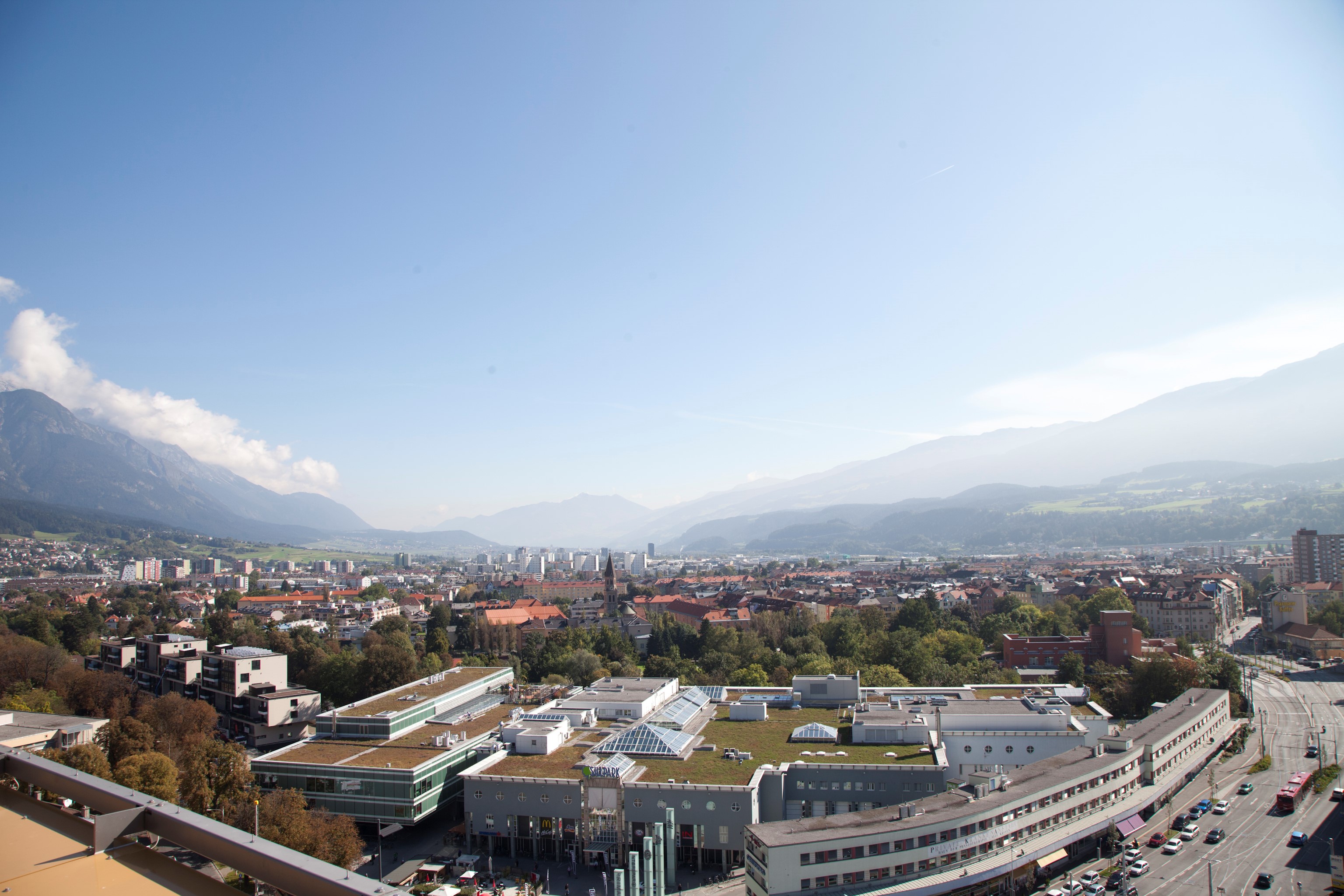 Smart District mit europäischer Vorbildwirkung: Im Innsbrucker Osten wird mit Hilfe von Sinfonia der Energiebedarf um 40-50% gesenkt, der Anteil regenerativer Quellen in der Strom- und Wärmeversorgung um 30% erhöht und der CO2-Ausstoß um 20% gesenkt.