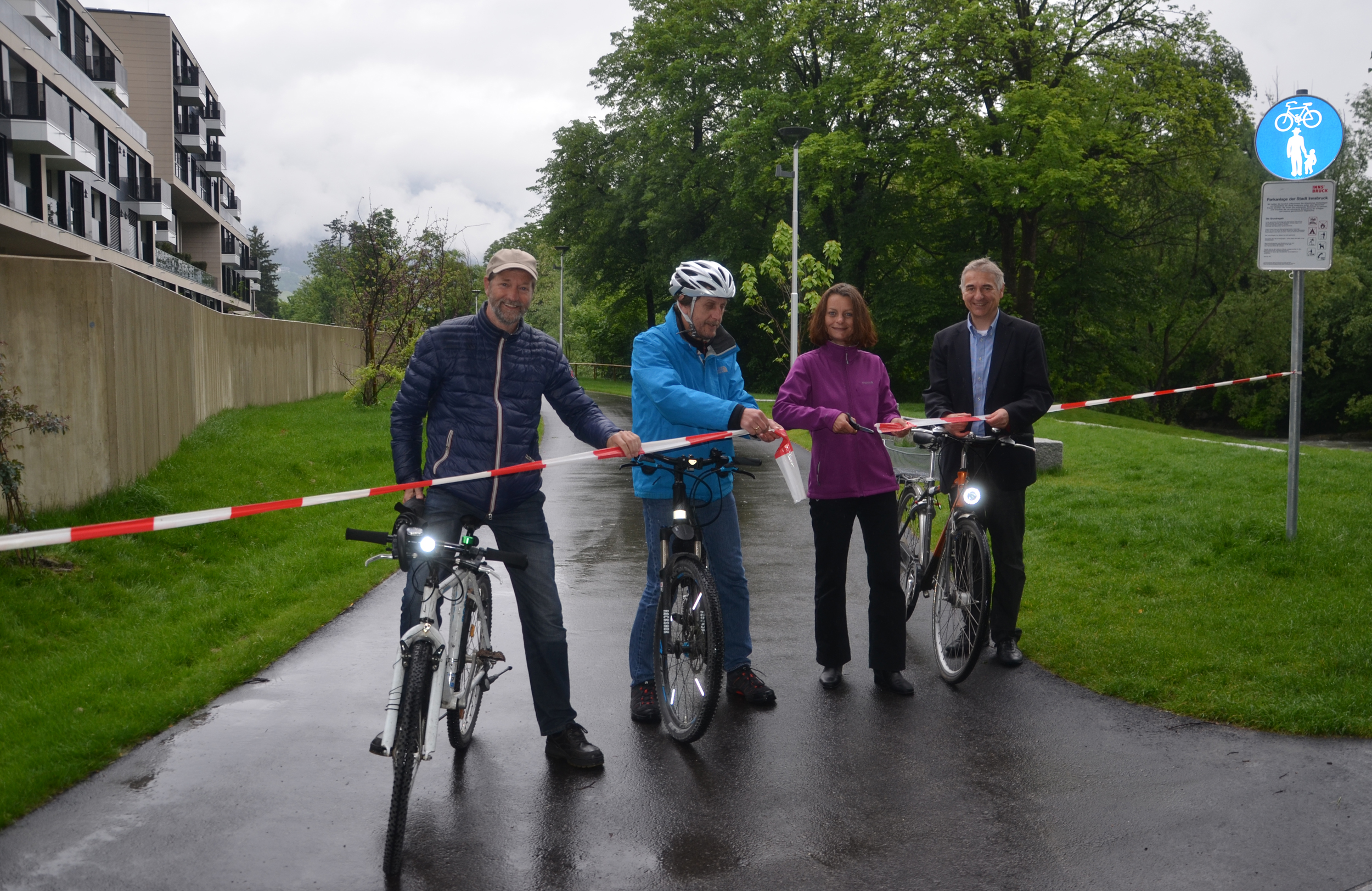 Die neue Fuß- und Radwegverbindung vom Sillpark in Richtung Dreiheiligen ist eröffnet: (v.l.).Peter Brandsma (Grünanlagen/Planung und Bau), Radkoordinator Helmut Krainer, Vizebürgermeisterin Sonja Pitscheider und Amtsvorstand Walter Zimmeter (Tiefbau)