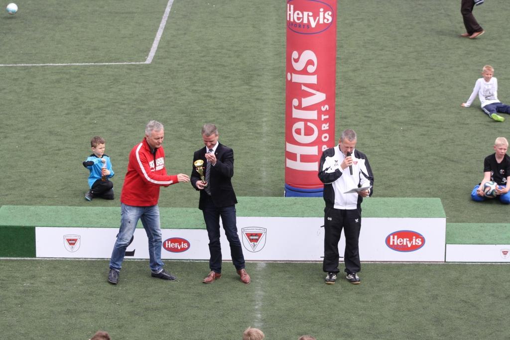In der Sportanlage Wiesengasse fand im Mai der 13. Interntionale Hervis Cup statt. Vizebürgermeister Christoph Kaufmann nahm die Siegerehrung der U13-Mannschaften vor und gratulierte den glücklichen Siegern.