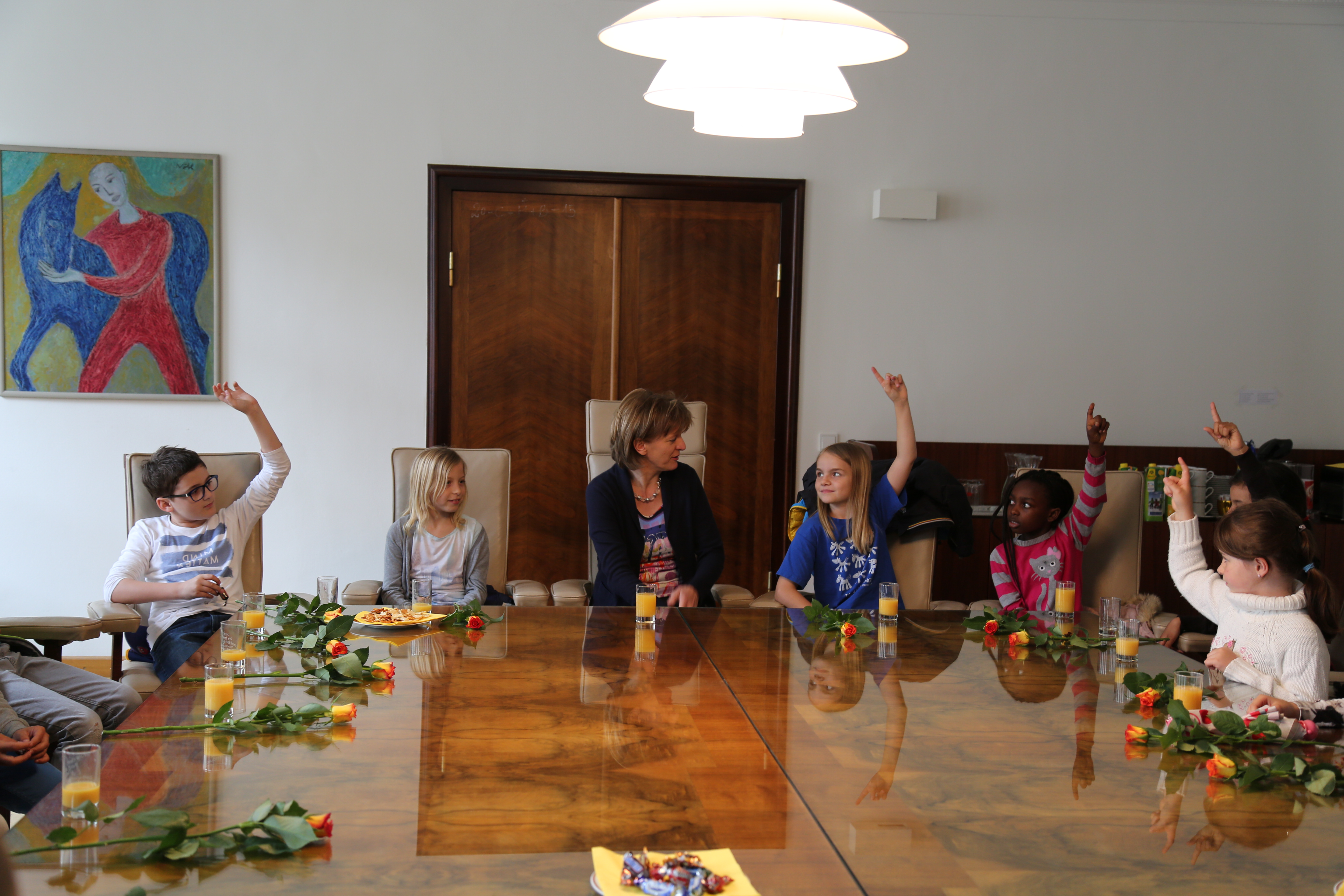 Die "Rabenklasse" der Volkschule Innere Stadt besuchte Bürgermeisterin Christine Oppitz-Plörer und stellte ihr zahlreiche Fragen rund um ihren Beruf als Bürgermeisterin und brachte ihre Anliegen beispielsweise zu Spielplätzen oder Fußgängerampeln vor.
Als kleines Dankeschön bekamen die SchülerInnen jeweils eine Schildkappe und ein Innsbruck-Buch für das Klassenzimmer.