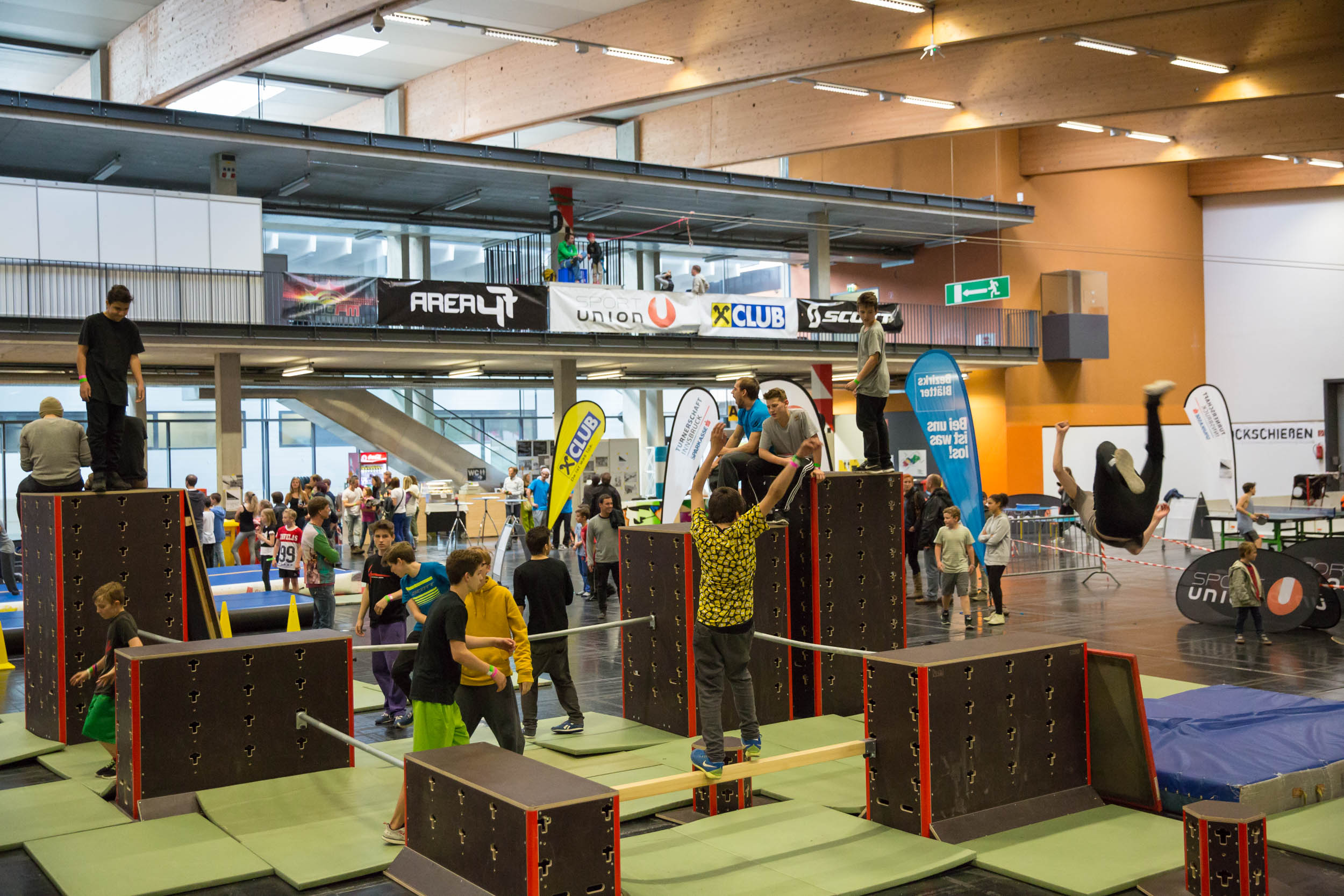 Freerunning, Airtrack, Longboarden, BMX, Slacklining, Floorball, Selbstverteigdigung für Mädchen, Hip Hop, Speedtennis und Skateboarden – dies sind nur einige der vielen Sportarten, die die Burschen und Mädls in die Messehalle D lockte. 
Am Freitag war die U Tour reserviert für 400 SchulerInnen aus dem Raum Innsbruck und Umgebung und Schauplatz eines besonderen Wettkampfes - der School Challenge – bei dem sich Zweierteams in vier Sportarten bei lautstarker Anfeuerung ihrer KlassenkammeradInnen messen konnten.
Am Samstag öffnete die U Tour dann für Jung und Alt – jede/r war willkommen. Bereits vor Eventbeginn fanden sich die ersten Jugendlichen vor der Halle ein und konnten es kaum erwarten, mit dem Flying Fox durch die Halle zu fliegen, über die Skate- und BMX-Rampen zu springen, sich im Go-Kart-Rennen zu „batteln“ oder auch den Adrenalin-Kick, bei einem Sprung in den AIR2BAG aus acht Meter Höhe, zu erleben. Ab Mittag wurde die Halle regelrecht gestürmt von trendsportbegeisterten Jugendlichen, die keine Zeit zum Verschnaufen hatten: zu vielfältig und zu spannend war das Angebot, das alle in Bewegung hielt.