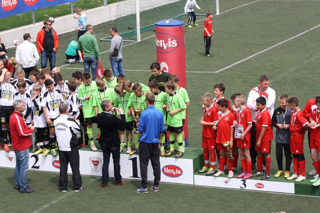 In der Sportanlage Wiesengasse fand im Mai der 13. Interntionale Hervis Cup statt. Vizebürgermeister Christoph Kaufmann nahm die Siegerehrung der U13-Mannschaften vor und gratulierte den glücklichen Siegern.